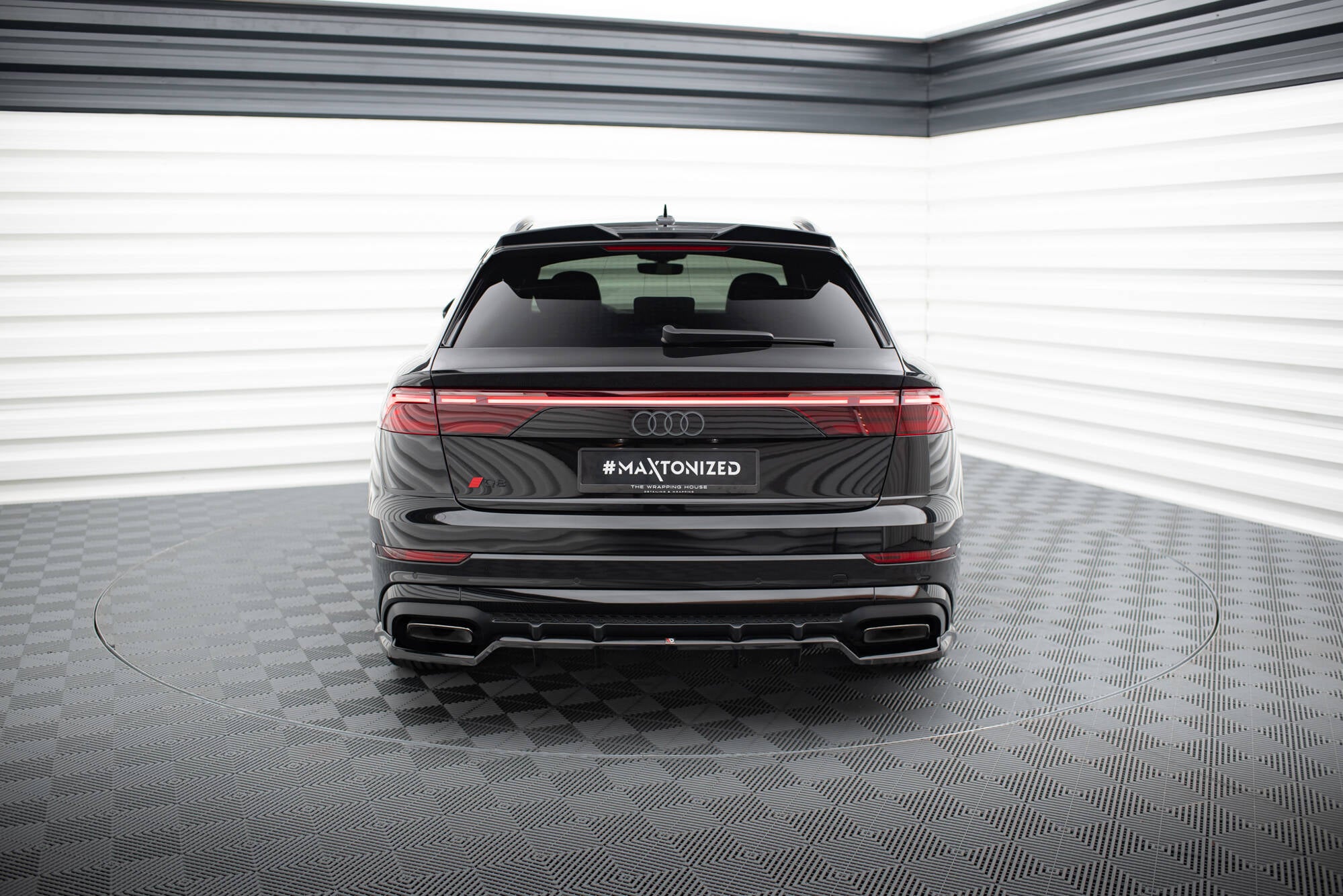Maxton Design Street+ Mittlerer Diffusor RACE passend für V.1 Audi SQ8 / Q8 S-Line Mk1 Facelift schwarz Hochglanz