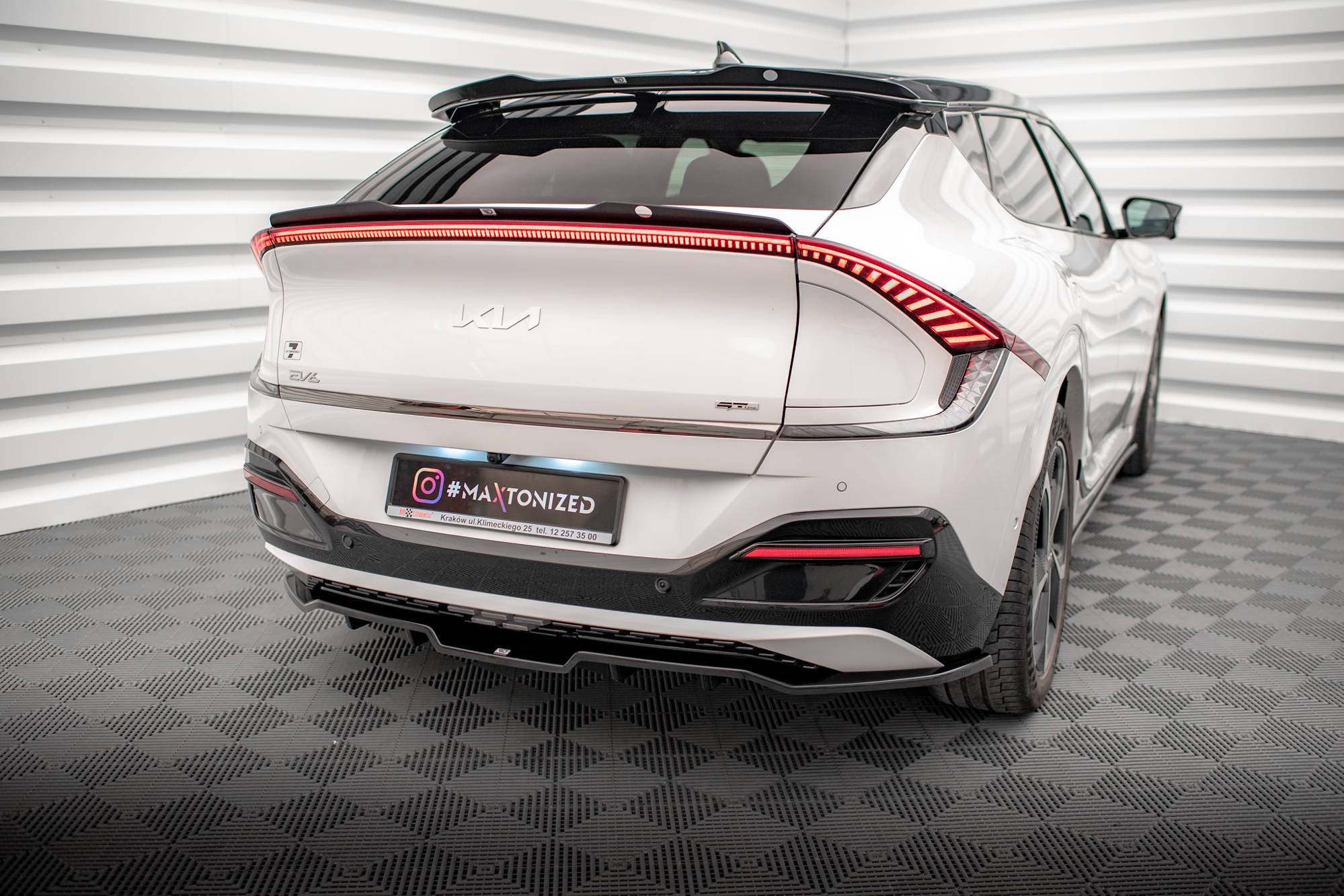 Maxton Design Street+ Mittlerer Diffusor RACE passend für Kia EV6 GT-Line Mk1 schwarz Hochglanz