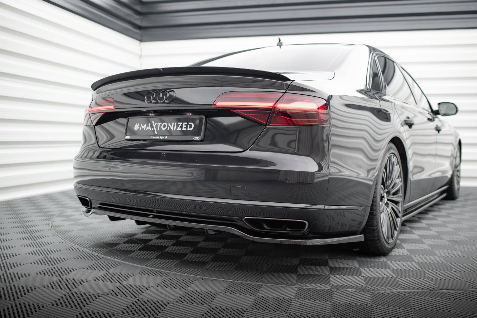 Maxton Design Street+ Mittlerer Diffusor RACE passend für Audi A8 D4 Facelift schwarz Hochglanz