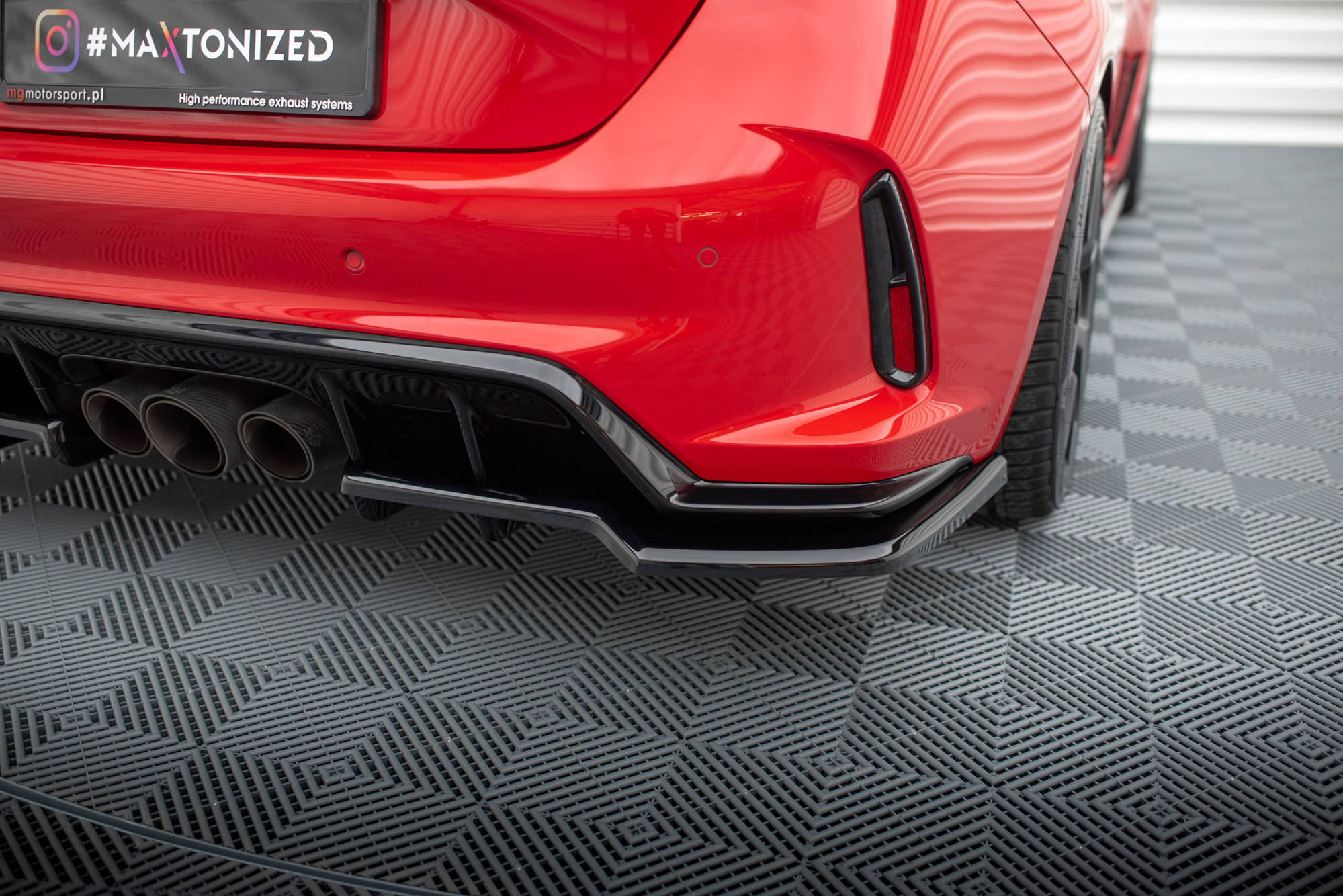 Maxton Design Street+ Mittlerer Diffusor RACE passend für V.1 Honda Civic Type-R Mk 11 schwarz Hochglanz