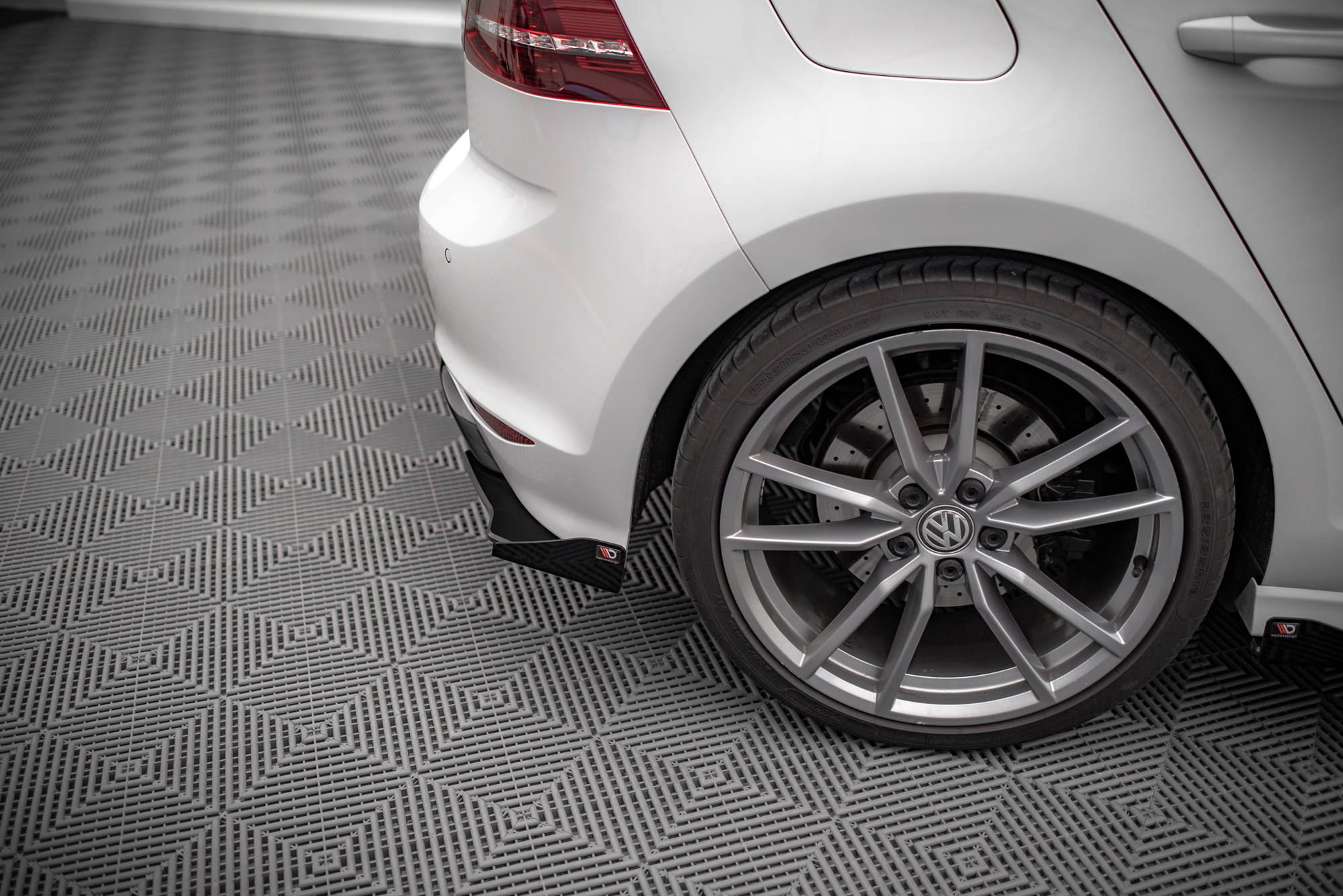 Maxton Design Street Pro Heck Ansatz Flaps Diffusor + Flaps passend für VW Golf R Mk7 schwarz Hochglanz