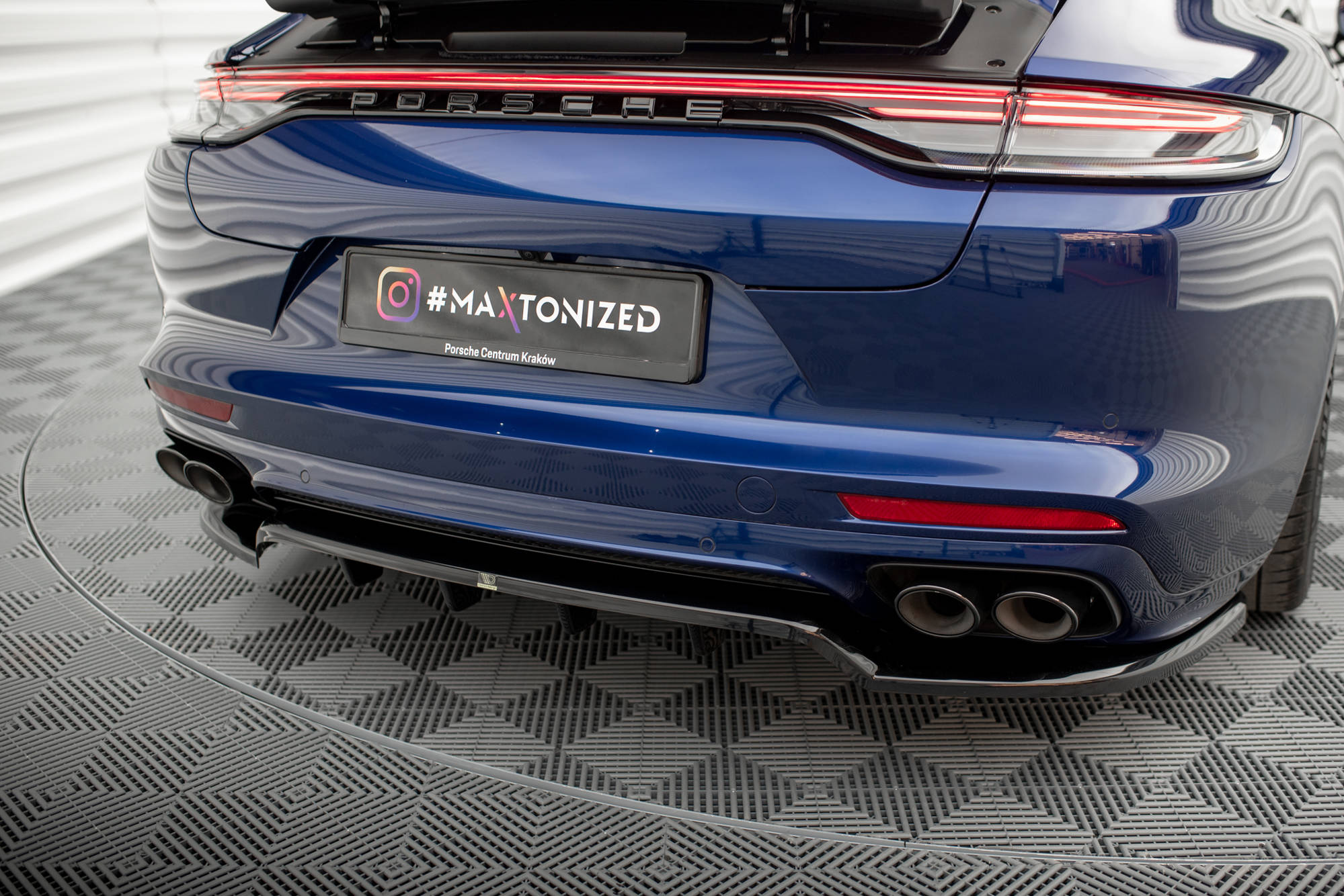 Maxton Design Street+ Mittlerer Diffusor RACE passend für Porsche Panamera GTS Sport Turismo 971 Facelift schwarz Hochglanz