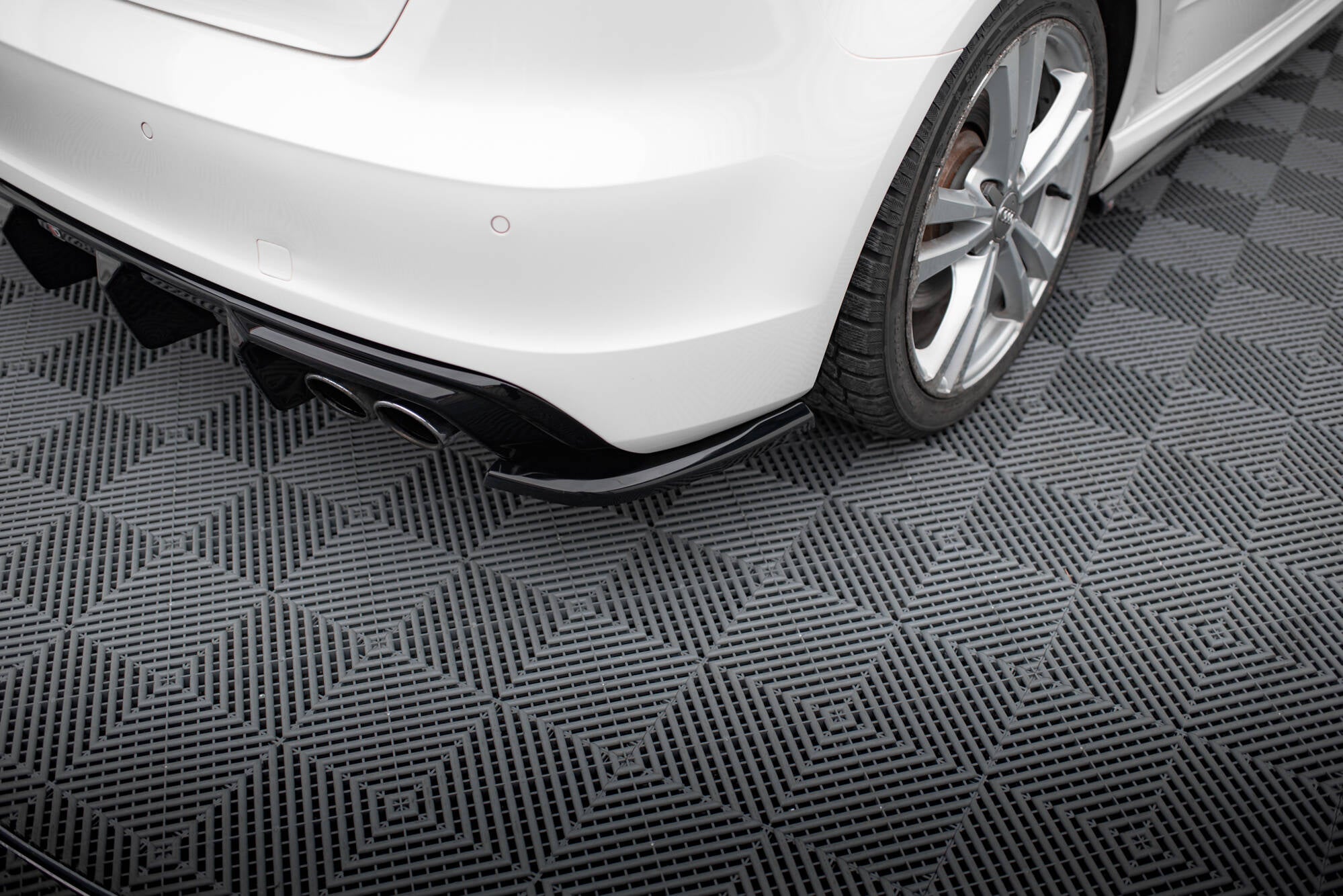 Maxton Design Heck Ansatz Flaps Diffusor passend für Audi A3 S-Line / S3 Sportback 8V schwarz Hochglanz