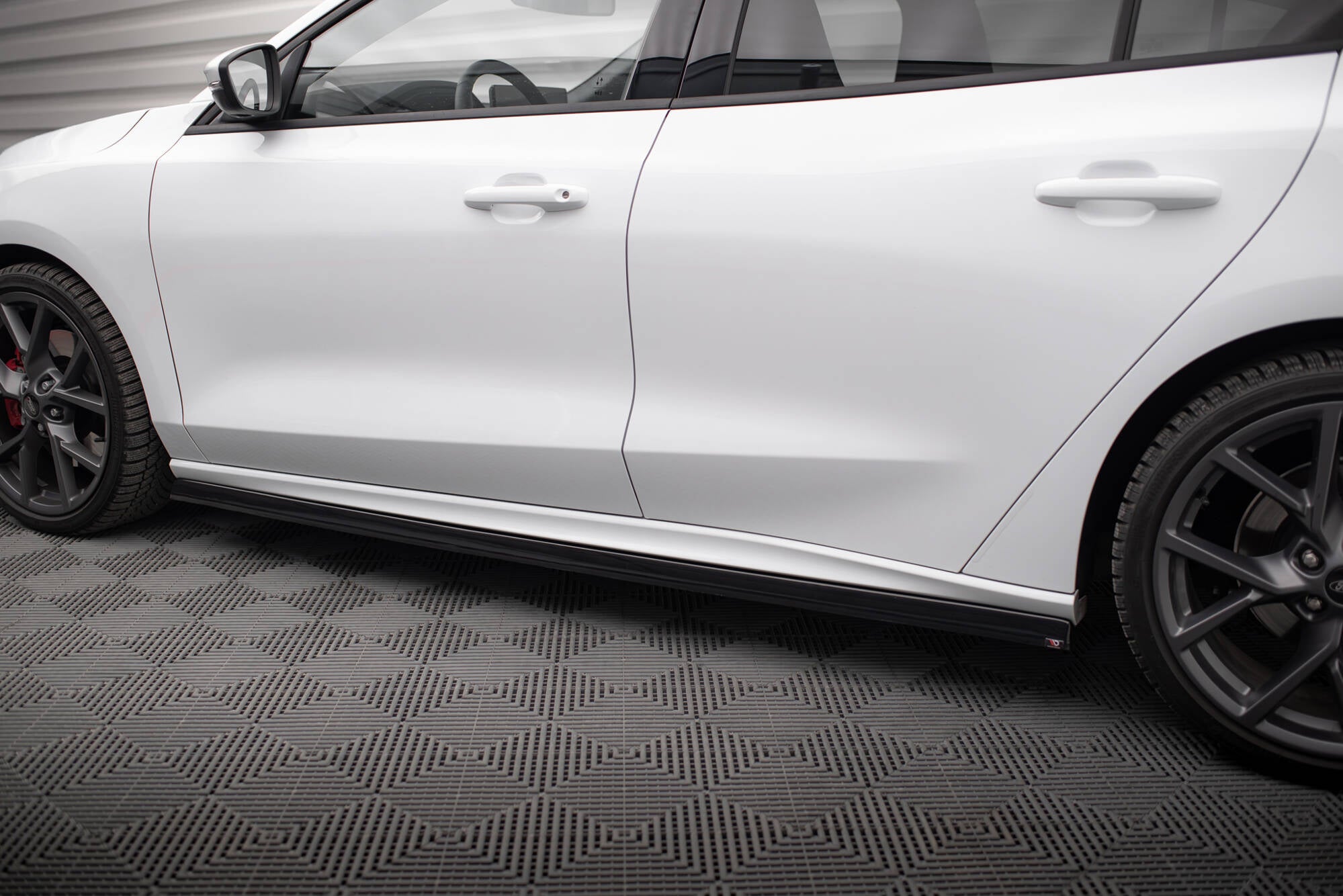 Maxton Design Street+ Seitenschweller Leisten passend für V.5 Ford Focus ST / ST-Line Mk4 Facelift schwarz Hochglanz