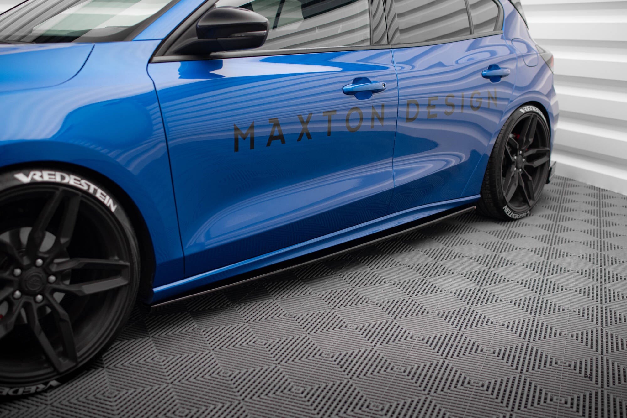 Maxton Design Street+ Seitenschweller Leisten V.2 passend für Ford Focus ST / ST-Line Mk4 schwarz Hochglanz
