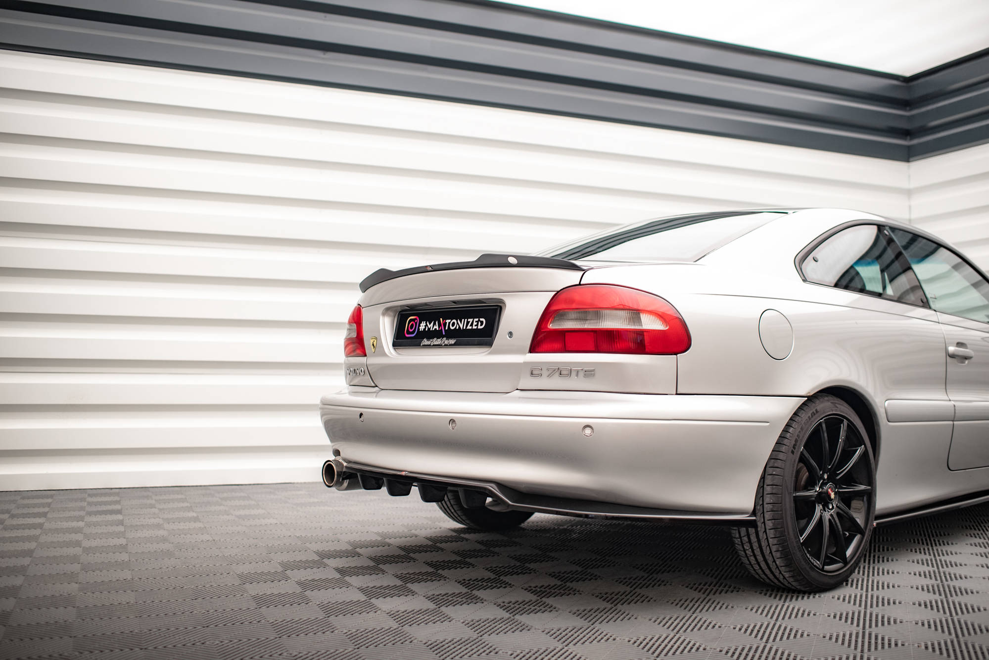 Maxton Design Street+ Mittlerer Diffusor RACE passend für Volvo C70 Mk1 schwarz Hochglanz