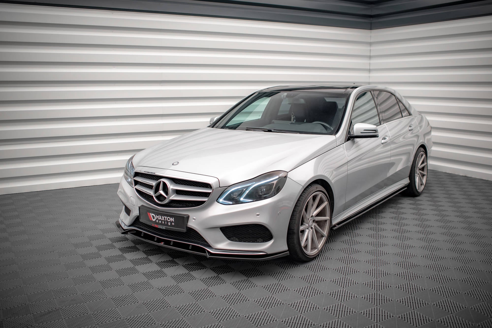 Maxton Design Street+ Spoilerlippe Front Ansatz V.2 passend für Mercedes-Benz E AMG-Line Limousine W212 Facelift schwarz Hochglanz