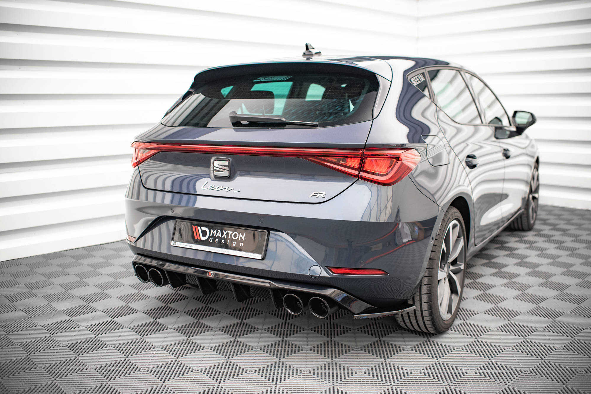 Maxton Design Heck Ansatz Flaps Diffusor passend für Seat Leon FR Hatchback Mk4 schwarz Hochglanz
