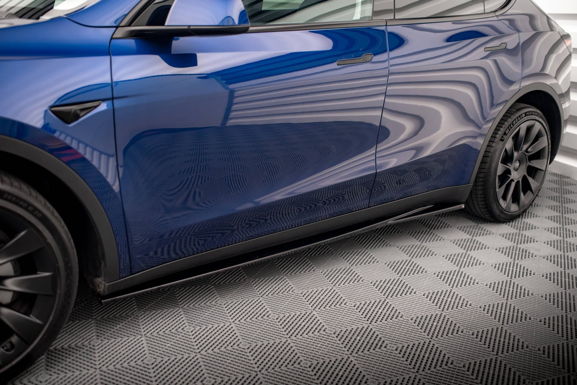 Maxton Design Street+ Seitenschweller Leisten passend für V.1 passend für Tesla Model Y schwarz Hochglanz