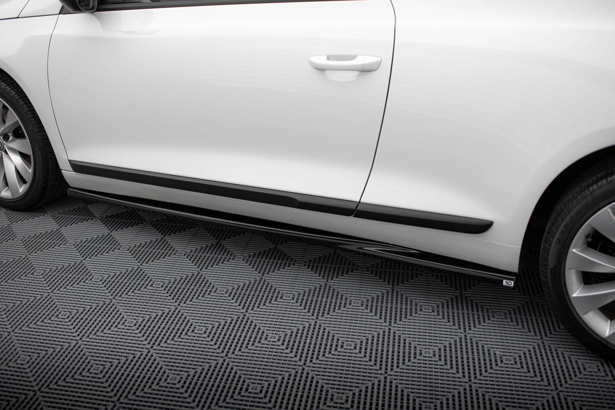 Maxton Design Street+ Seitenschweller Leisten passend für VW Scirocco Mk3 Facelift schwarz Hochglanz