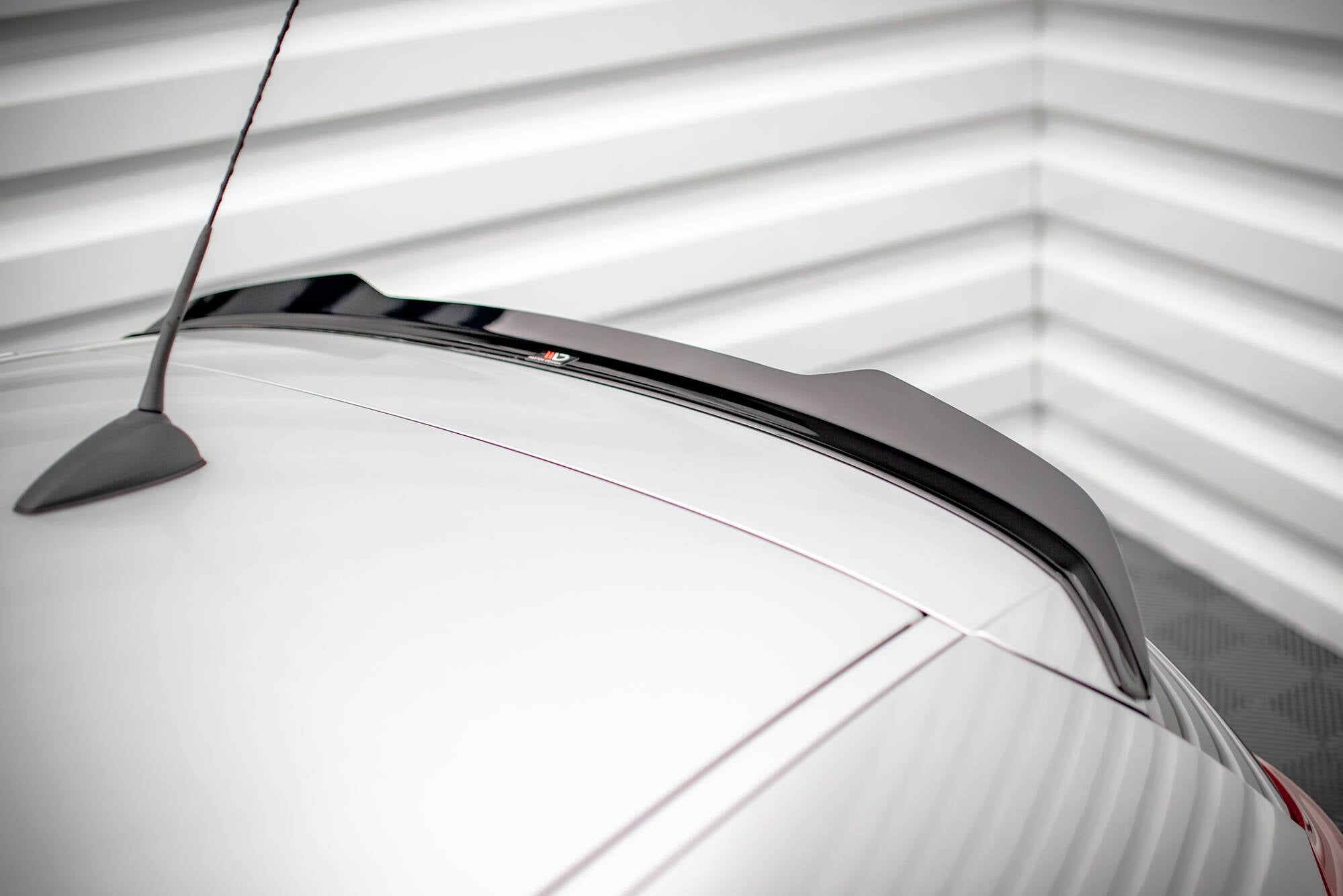 Maxton Design Spoiler CAP V.2 passend für BMW 1er E81 Facelift schwarz Hochglanz