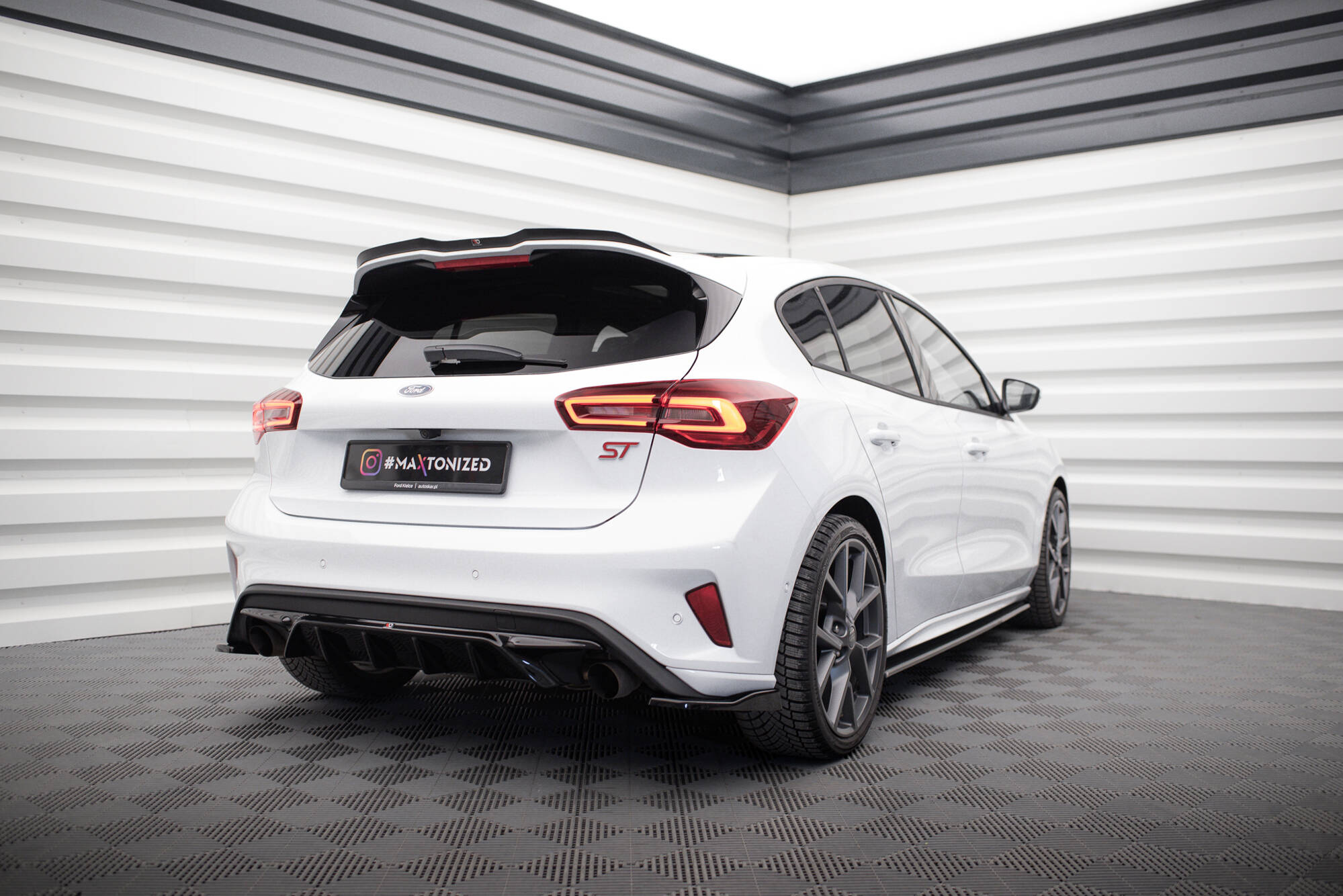Maxton Design Heck Ansatz Flaps Diffusor V.2 passend für Ford Focus Hatchback ST Mk4 schwarz Hochglanz