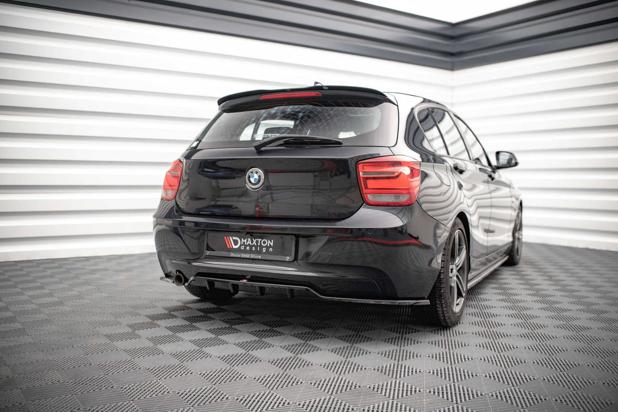 Maxton Design Street+ Mittlerer Diffusor RACE passend für BMW 1er F20 schwarz Hochglanz