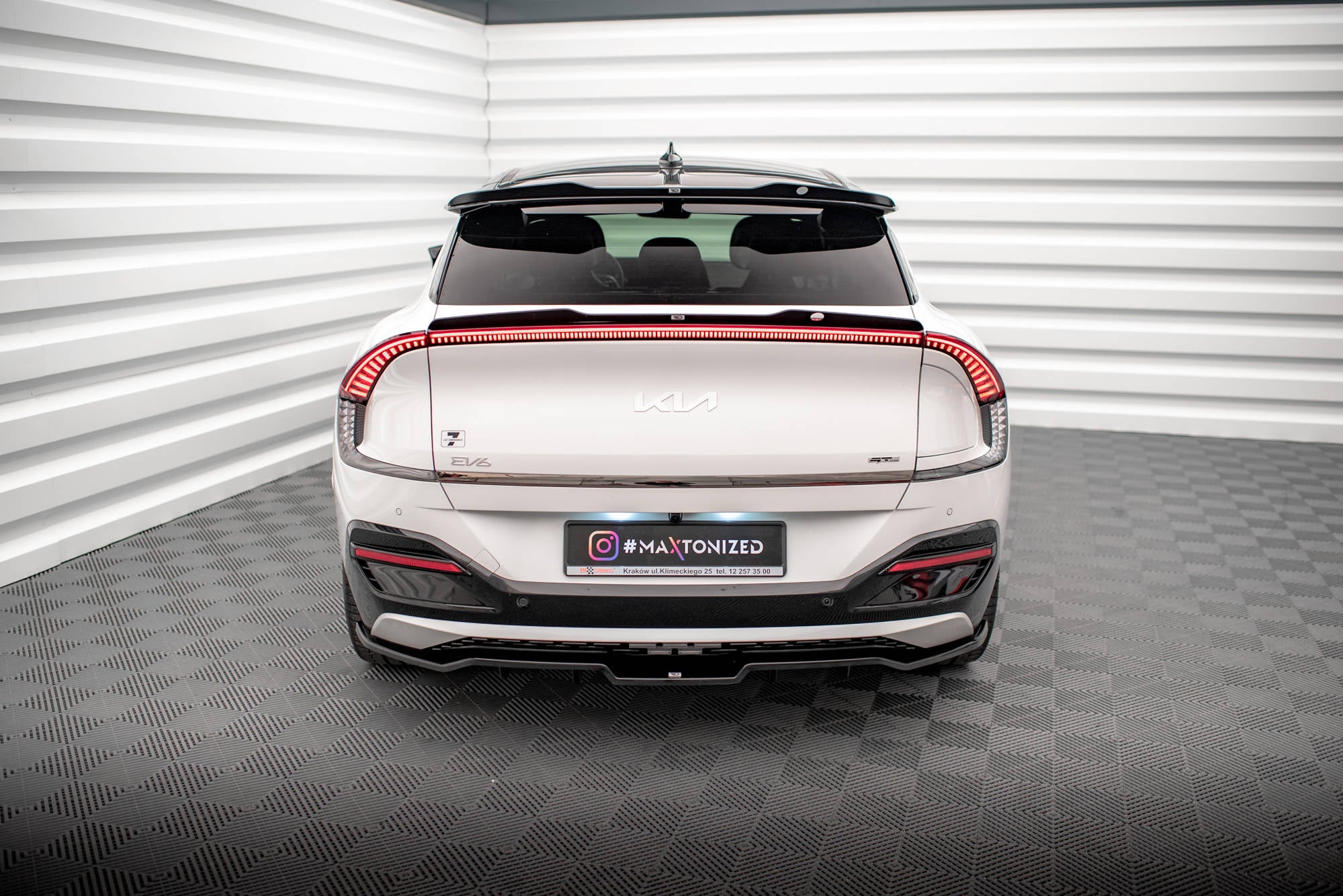 Maxton Design Street+ Mittlerer Diffusor RACE passend für Kia EV6 GT-Line Mk1 schwarz Hochglanz