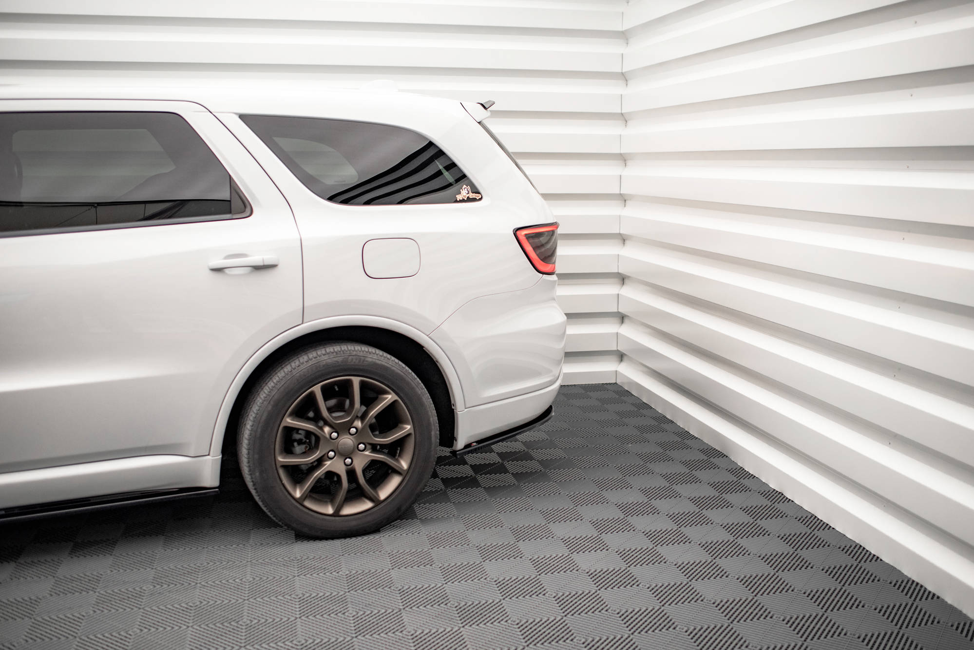Maxton Design Heck Ansatz Flaps Diffusor passend für Dodge Durango RT Mk3 schwarz Hochglanz