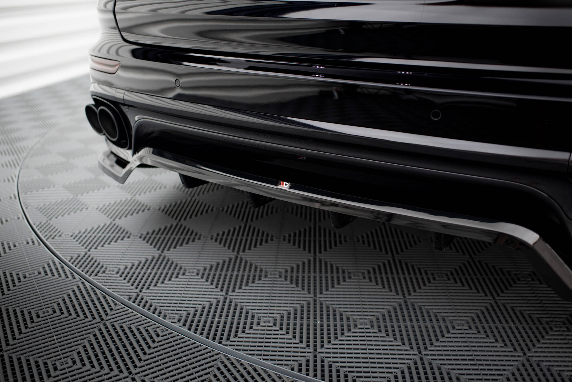 Maxton Design Street+ Mittlerer Diffusor RACE passend für Porsche Cayenne Mk2 Facelift schwarz Hochglanz