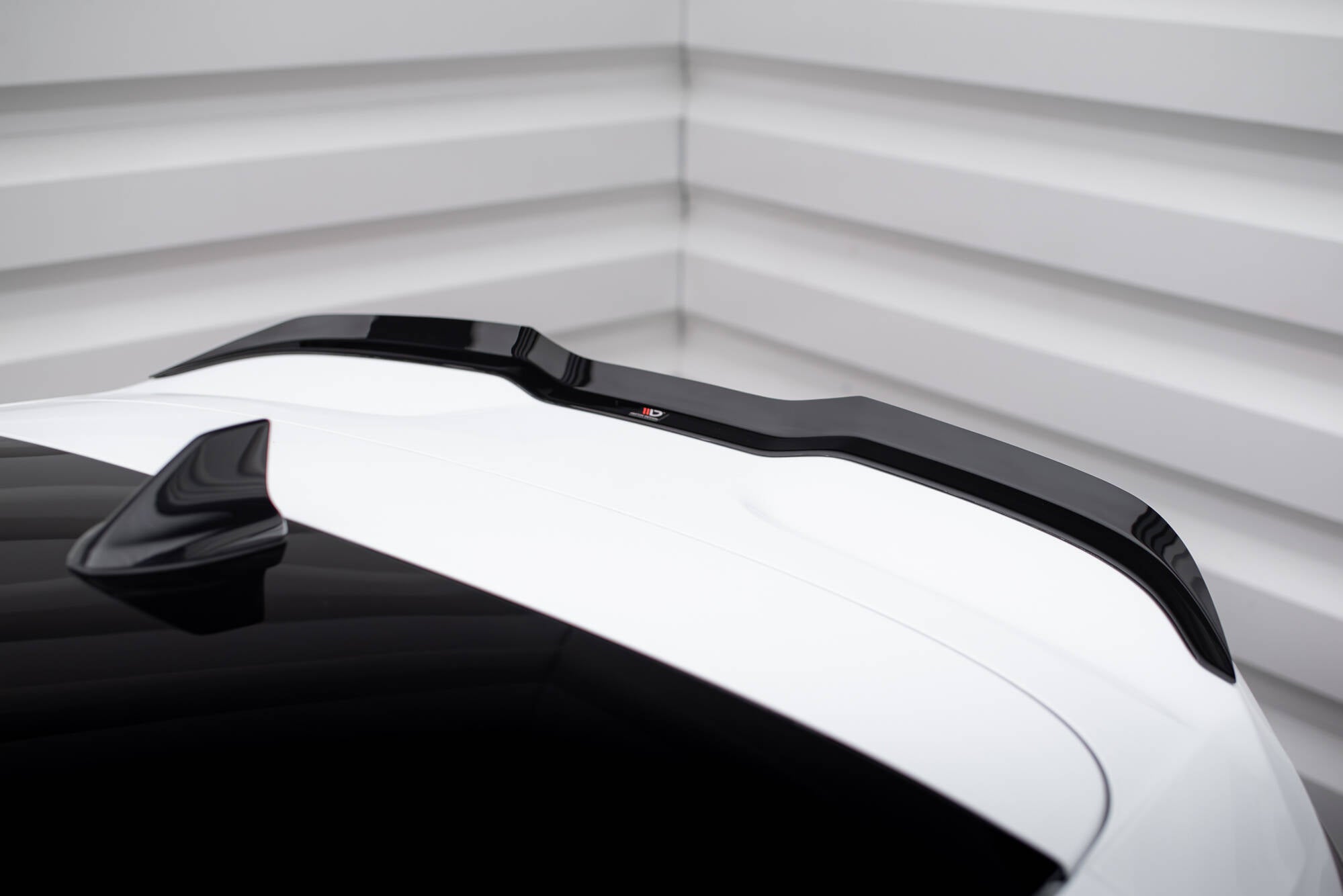 Maxton Design Spoiler CAP V.1 passend für Ford Focus Hatchback ST Mk4 schwarz Hochglanz