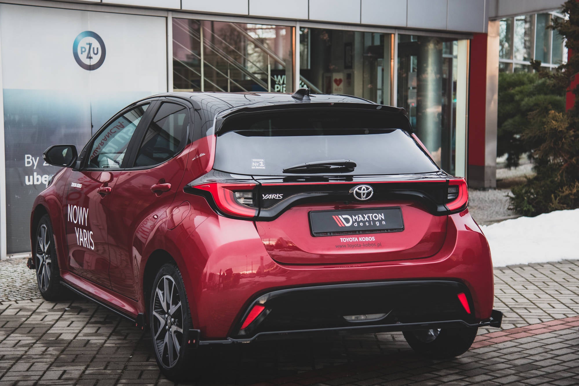 Maxton Design Spoiler CAP V.1 passend für Toyota Yaris Mk4 schwarz Hochglanz