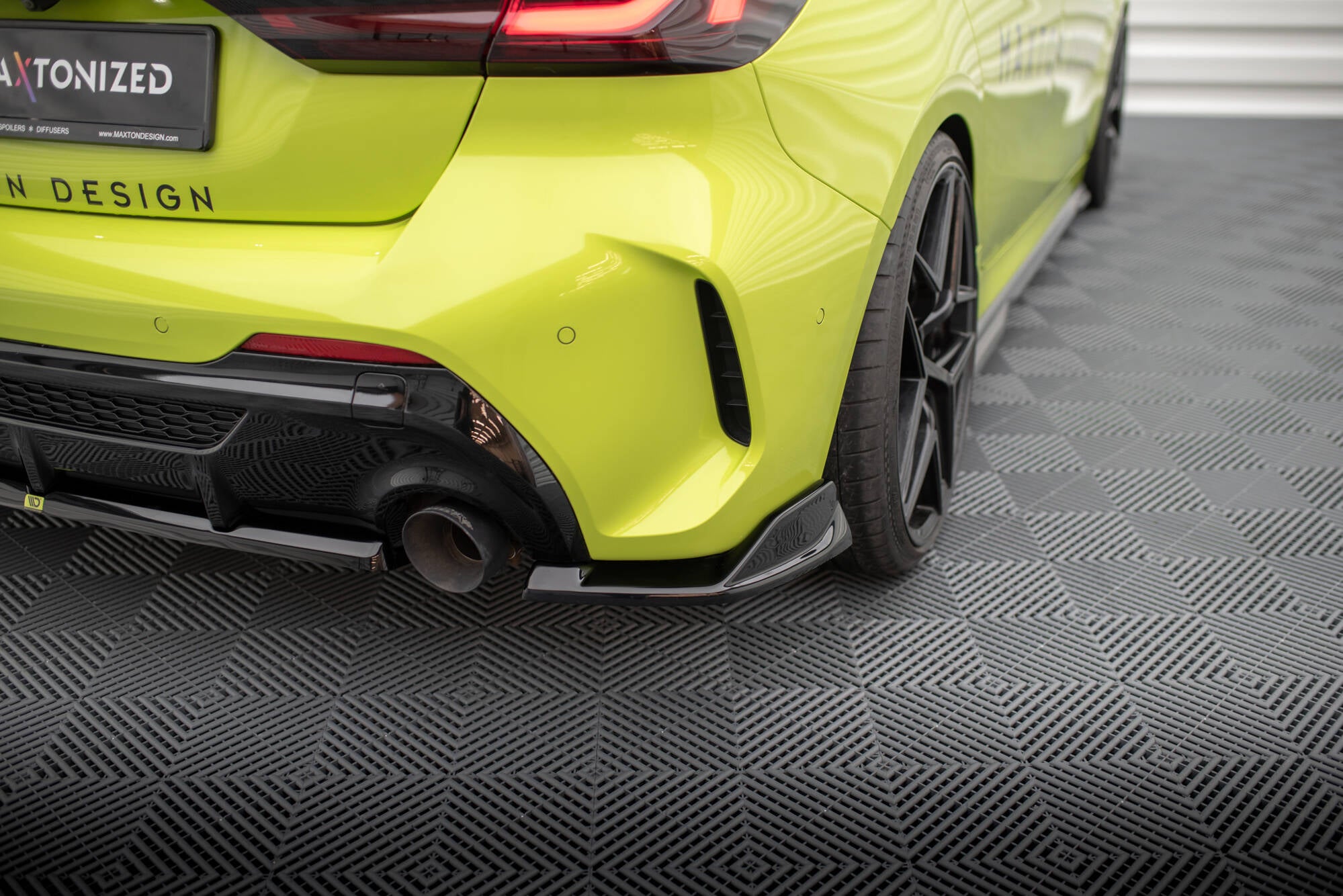 Maxton Design Heck Ansatz Flaps Diffusor passend für V.9 BMW 1er M-Paket / M135i F40 schwarz Hochglanz