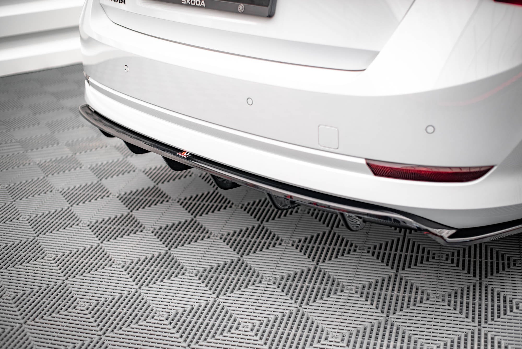 Maxton Design Street+ Mittlerer Diffusor RACE passend für Skoda Octavia Mk4 schwarz Hochglanz