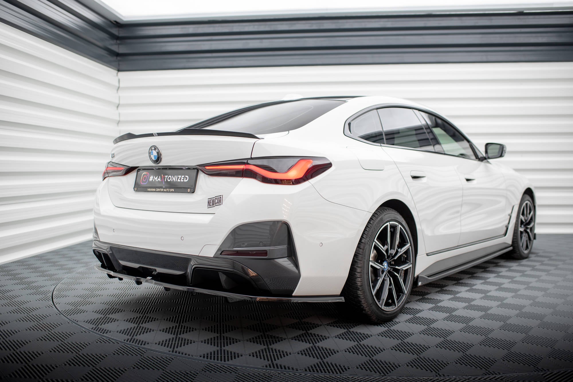 Maxton Design Street+ Mittlerer Diffusor RACE passend für V.1 BMW i4 M-Paket G26 schwarz Hochglanz