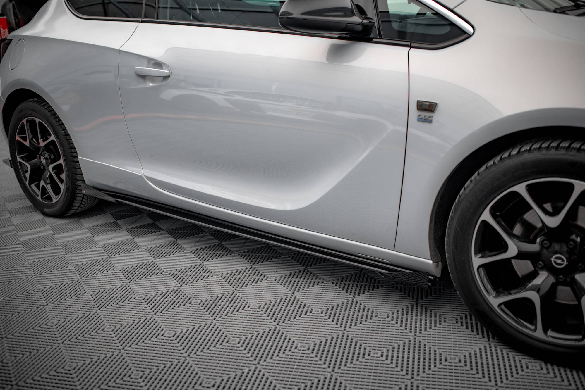 Maxton Design Street Pro Street+ Seitenschweller Leisten + Flaps passend für Opel Astra GTC OPC-Line J schwarz Hochglanz