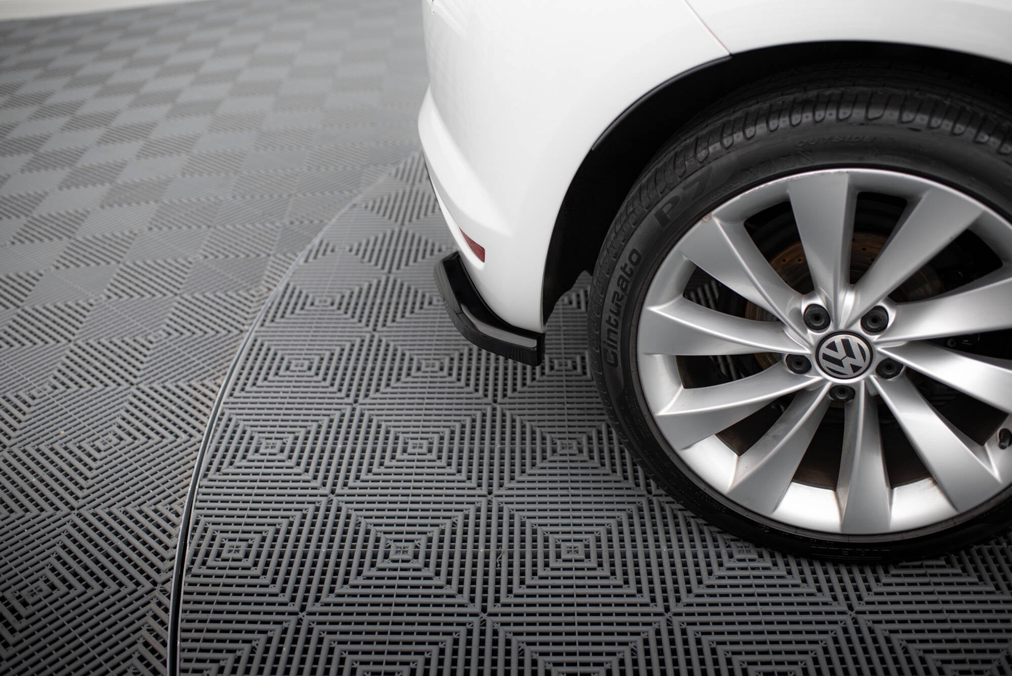 Maxton Design Heck Ansatz Flaps Diffusor V.1 passend für VW Scirocco Mk3 Facelift schwarz Hochglanz