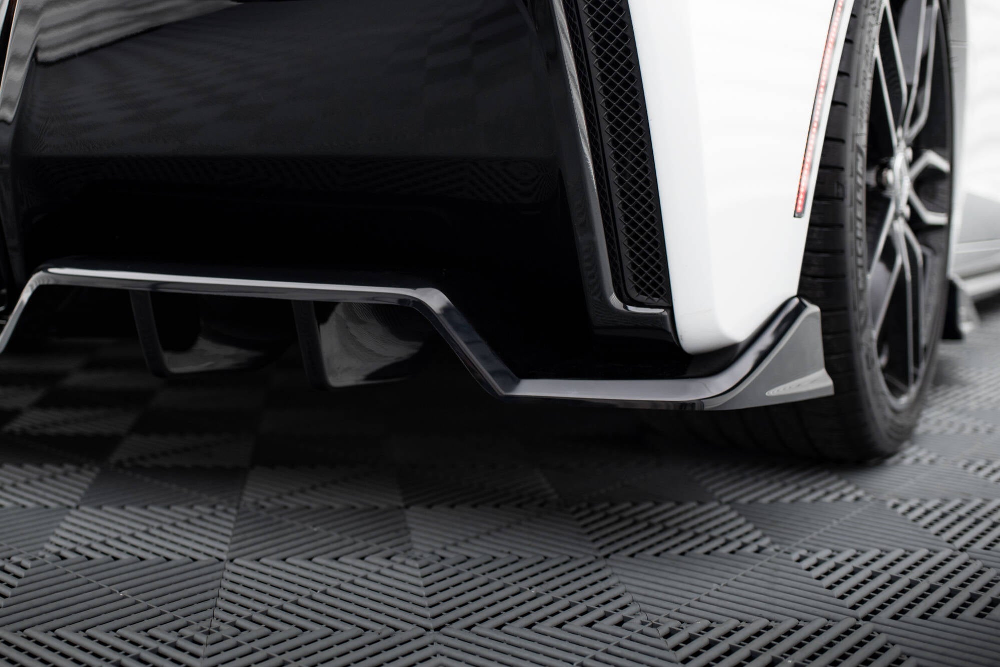 Maxton Design Mittlerer Diffusor Heck Ansatz DTM Look passend für Chevrolet Corvette C7 schwarz Hochglanz