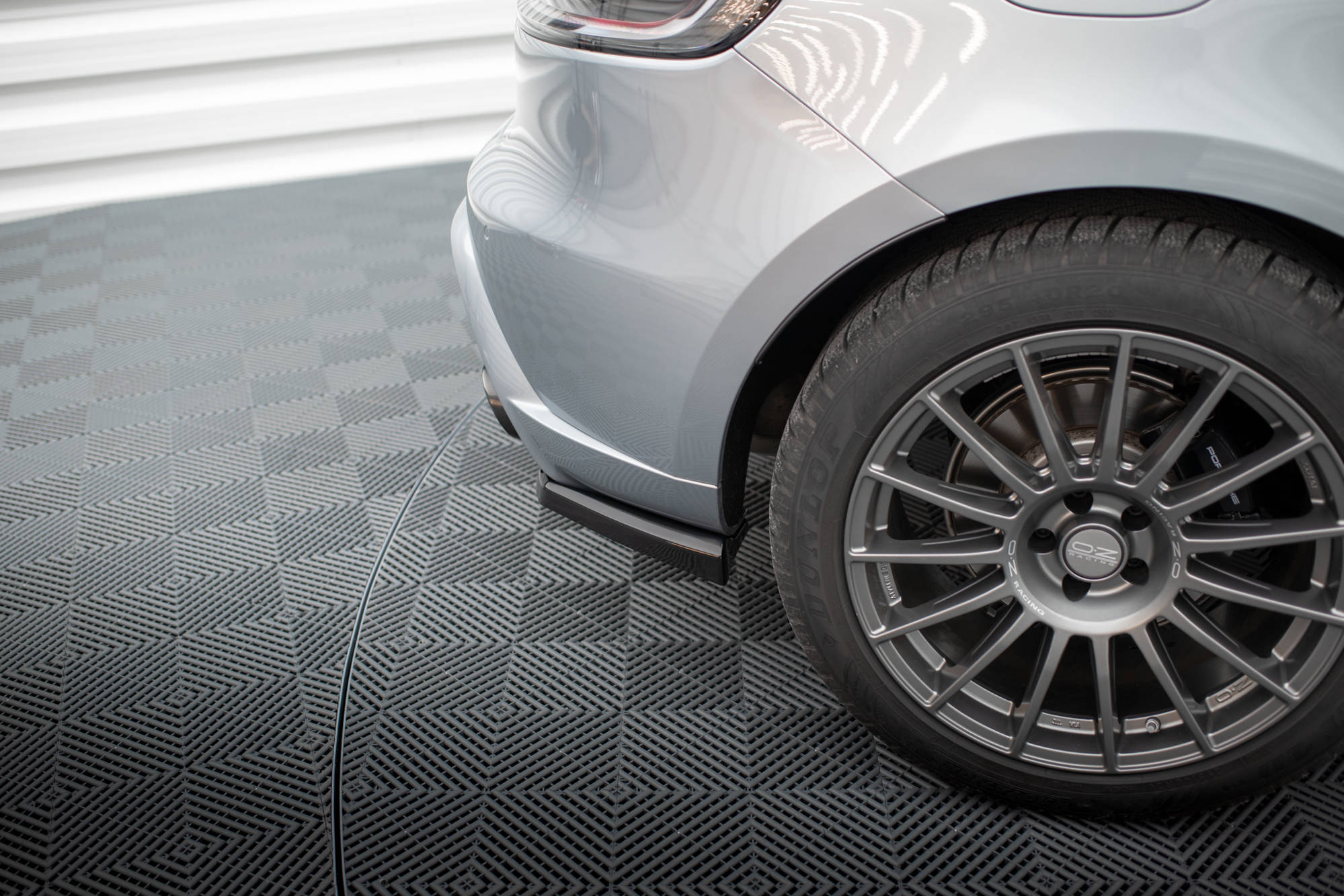 Maxton Design Heck Ansatz Flaps Diffusor passend für Porsche Macan Mk1 Facelift 2 schwarz Hochglanz