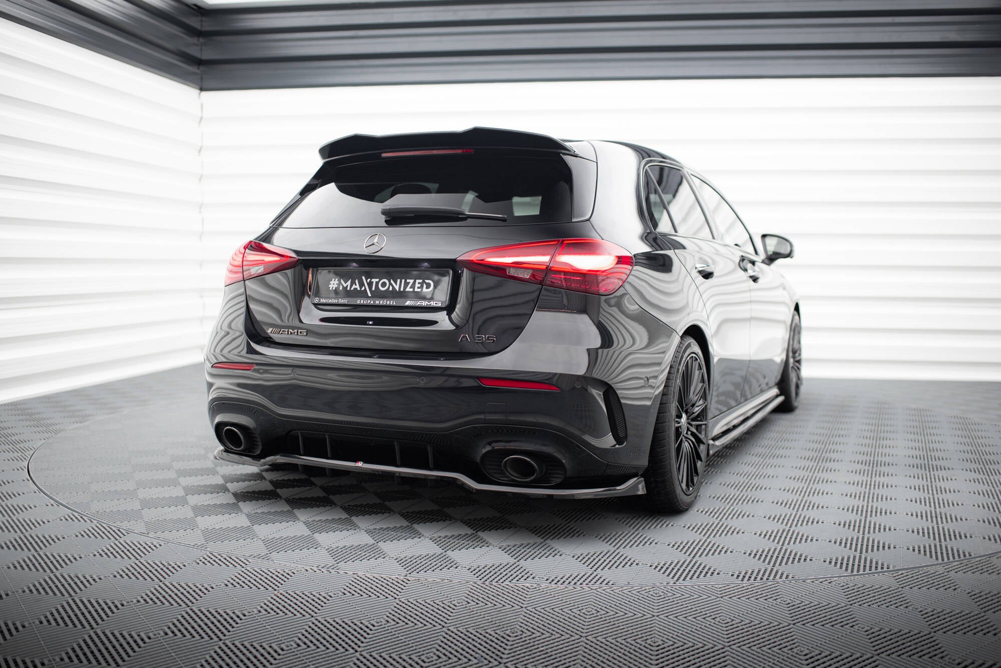 Maxton Design Street+ Mittlerer Diffusor RACE passend für Mercedes-AMG A35 Hatchback W177 schwarz Hochglanz