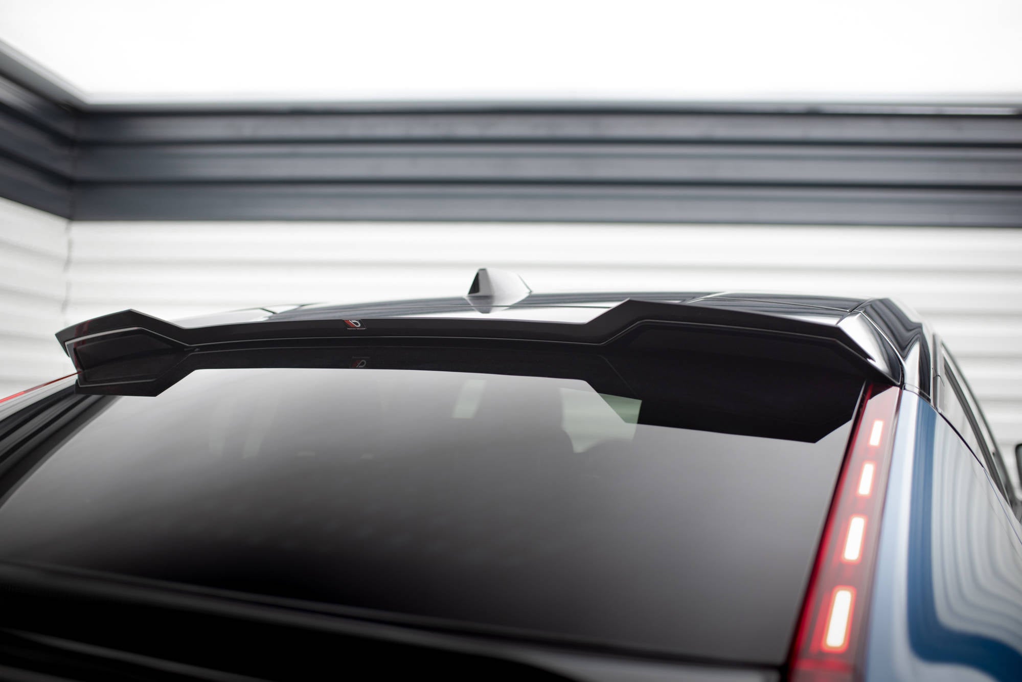 Maxton Design Spoiler CAP passend für Volvo C40 Mk1 schwarz Hochglanz