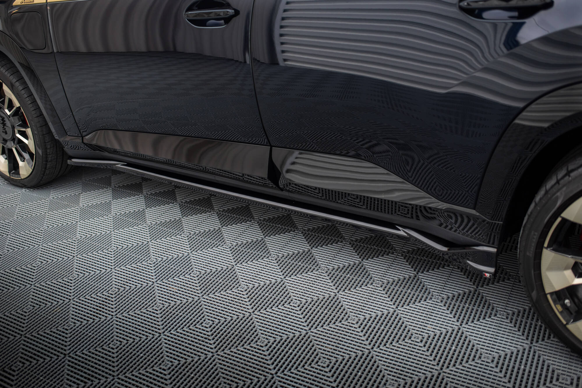 Maxton Design Street+ Seitenschweller Leisten passend für BMW XM G09 schwarz Hochglanz