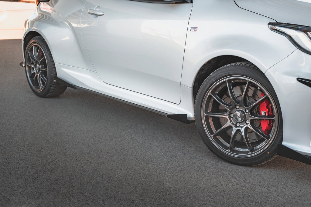 Maxton Design Street Pro Street+ Seitenschweller Leisten + Flaps passend für Toyota GR Yaris Mk4 schwarz Hochglanz