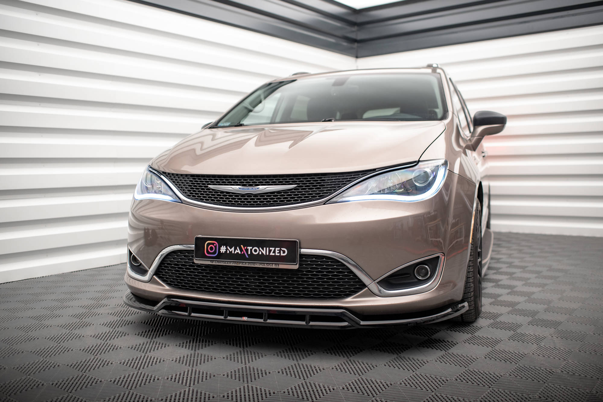 Maxton Design Street+ Spoilerlippe Front Ansatz passend für Chrysler Pacifica Mk2 schwarz Hochglanz