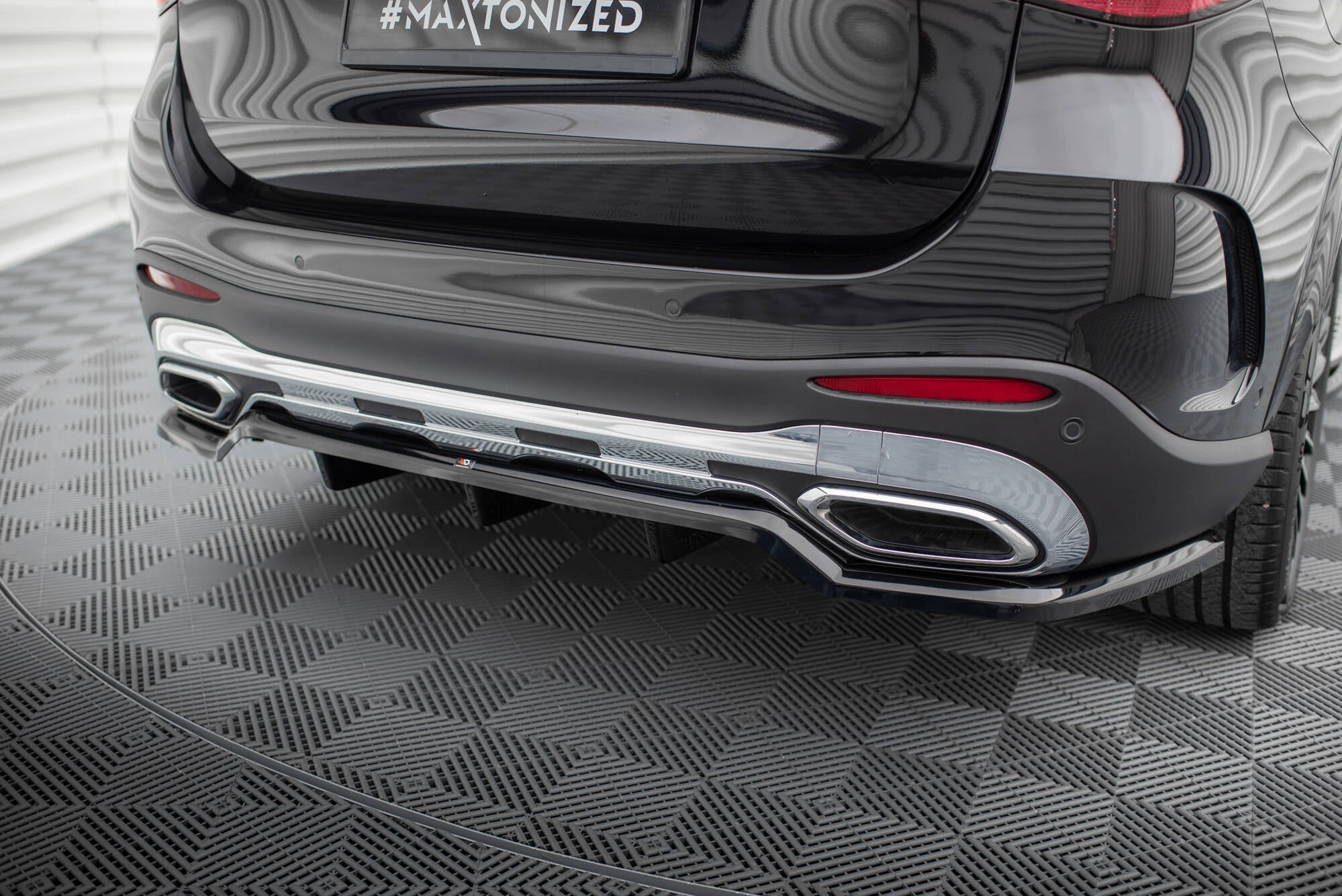 Maxton Design Street+ Mittlerer Diffusor RACE passend für Mercedes-Benz GLC AMG-Line X254 schwarz Hochglanz