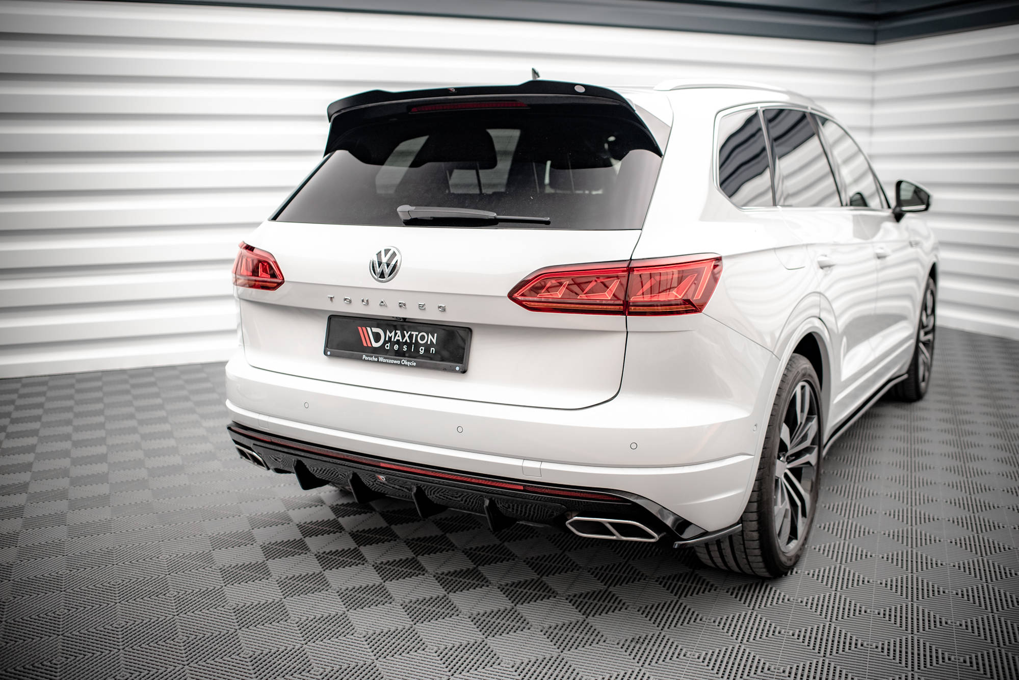 Maxton Design Diffusor Heck Ansatz passend für VW Touareg R-line Mk3 schwarz Hochglanz