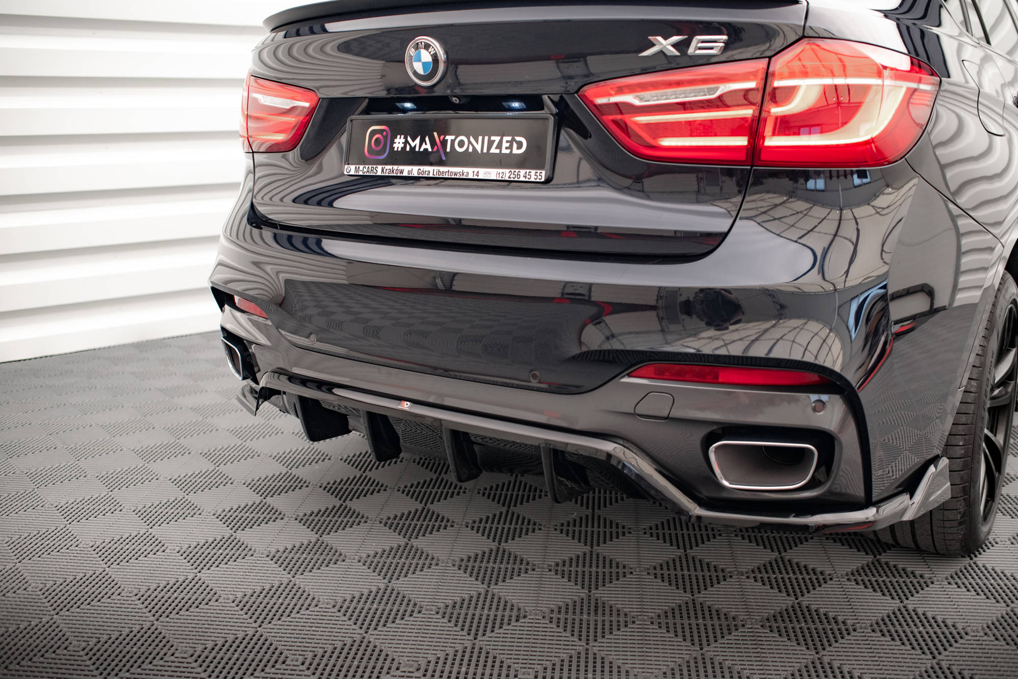 Maxton Design Street+ Mittlerer Diffusor RACE passend für BMW X6 M-Paket F16 schwarz Hochglanz