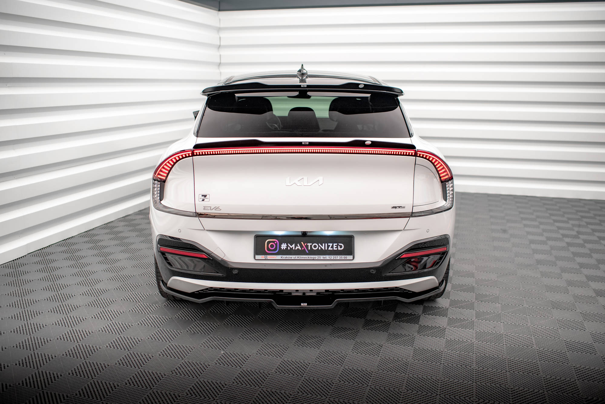 Maxton Design Niedriger Spoiler CAP passend für Kia EV6 Mk1 schwarz Hochglanz