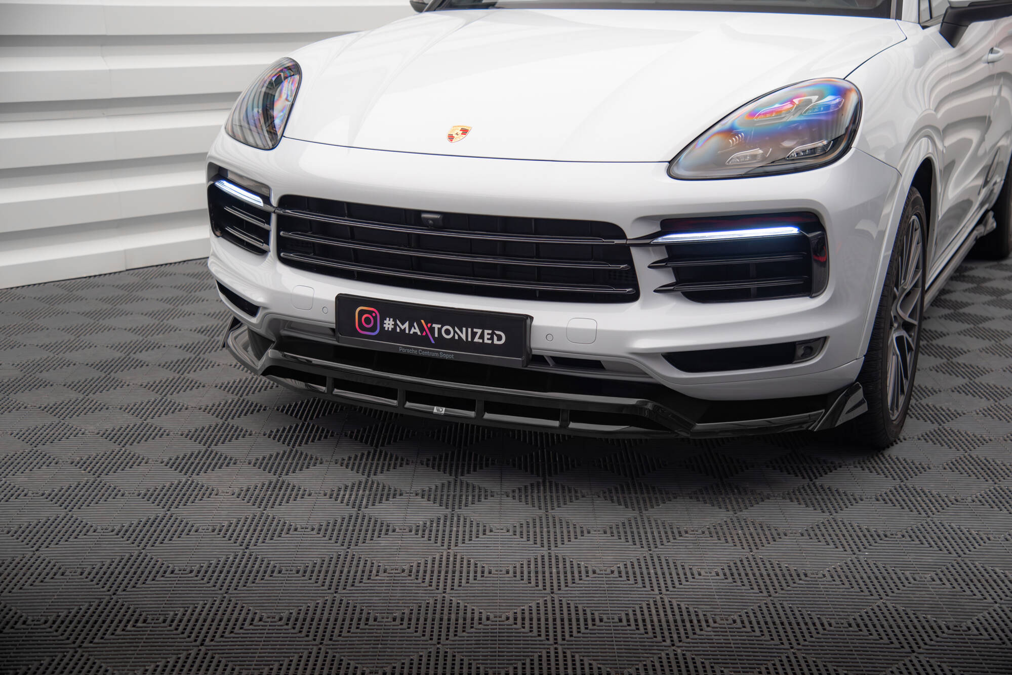 Maxton Design Street+ Spoilerlippe Front Ansatz passend für Porsche Cayenne Coupe / SUV Mk3 schwarz Hochglanz