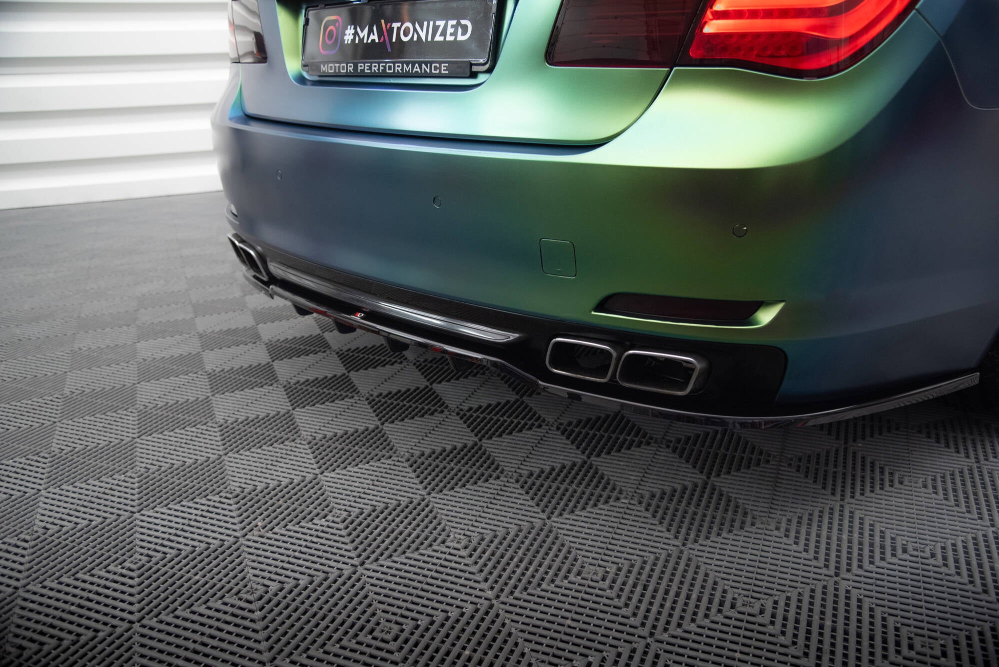 Maxton Design Street+ Mittlerer Diffusor RACE passend für BMW 7 F01 schwarz Hochglanz