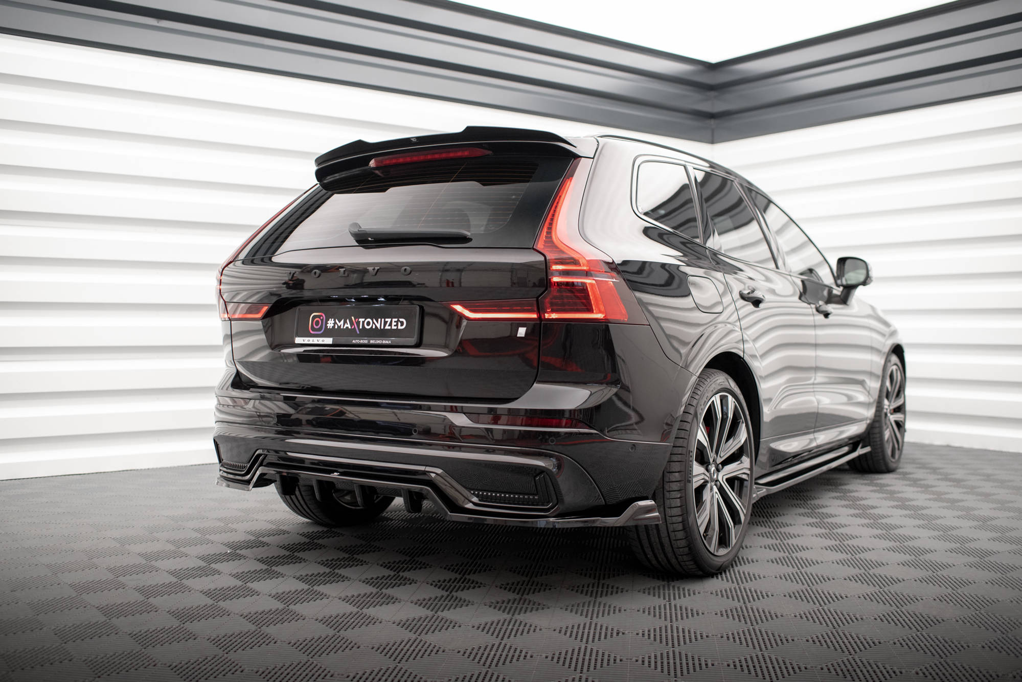 Maxton Design Street+ Mittlerer Diffusor RACE passend für Volvo XC60 R-Design Mk2 Facelift schwarz Hochglanz