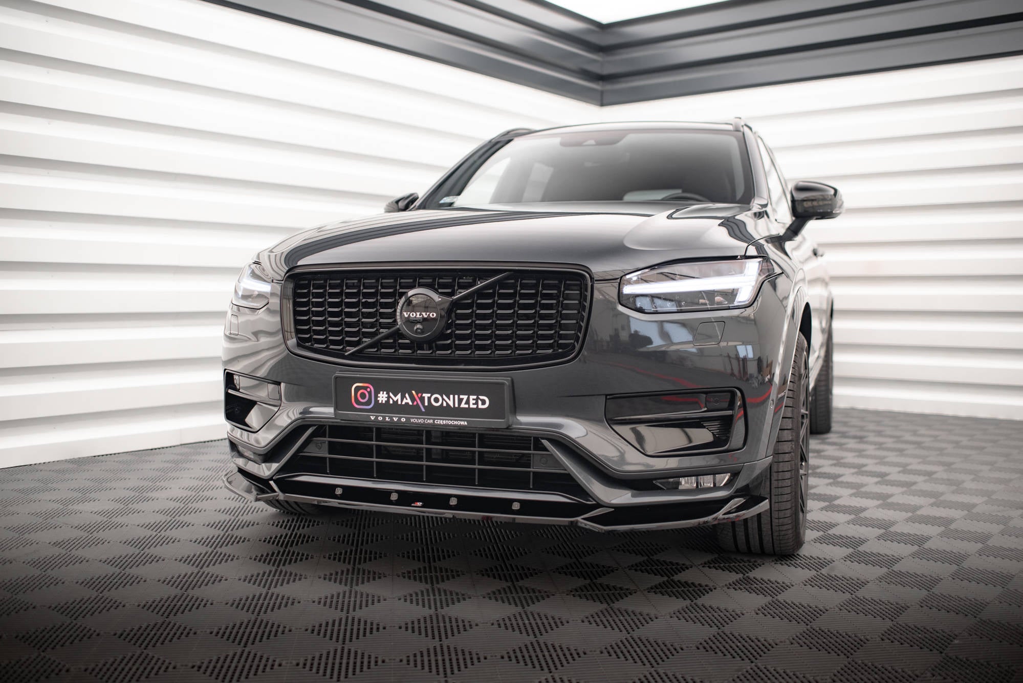 Maxton Design Street+ Spoilerlippe Front Ansatz V.1 passend für Volvo XC90 R-Design Mk2 Facelift schwarz Hochglanz