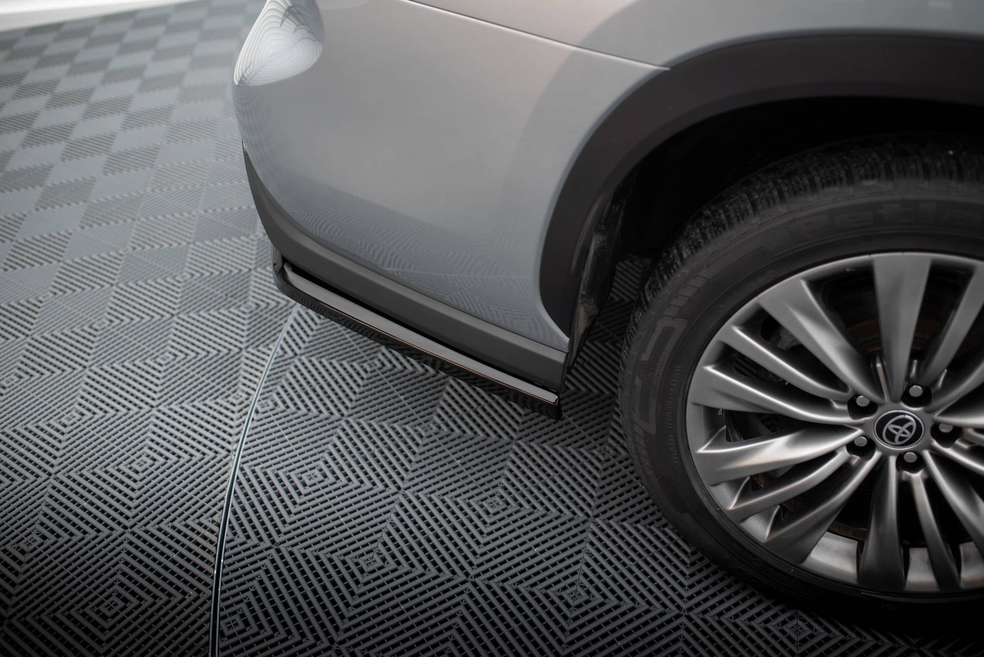 Maxton Design Heck Ansatz Flaps Diffusor passend für Toyota Highlander Mk4 schwarz Hochglanz