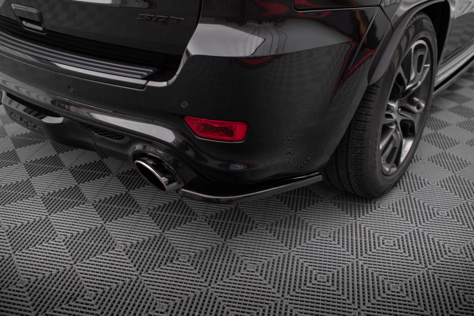 Maxton Design Heck Ansatz Flaps Diffusor passend für Jeep Grand Cherokee SRT WK2 Facelift schwarz Hochglanz