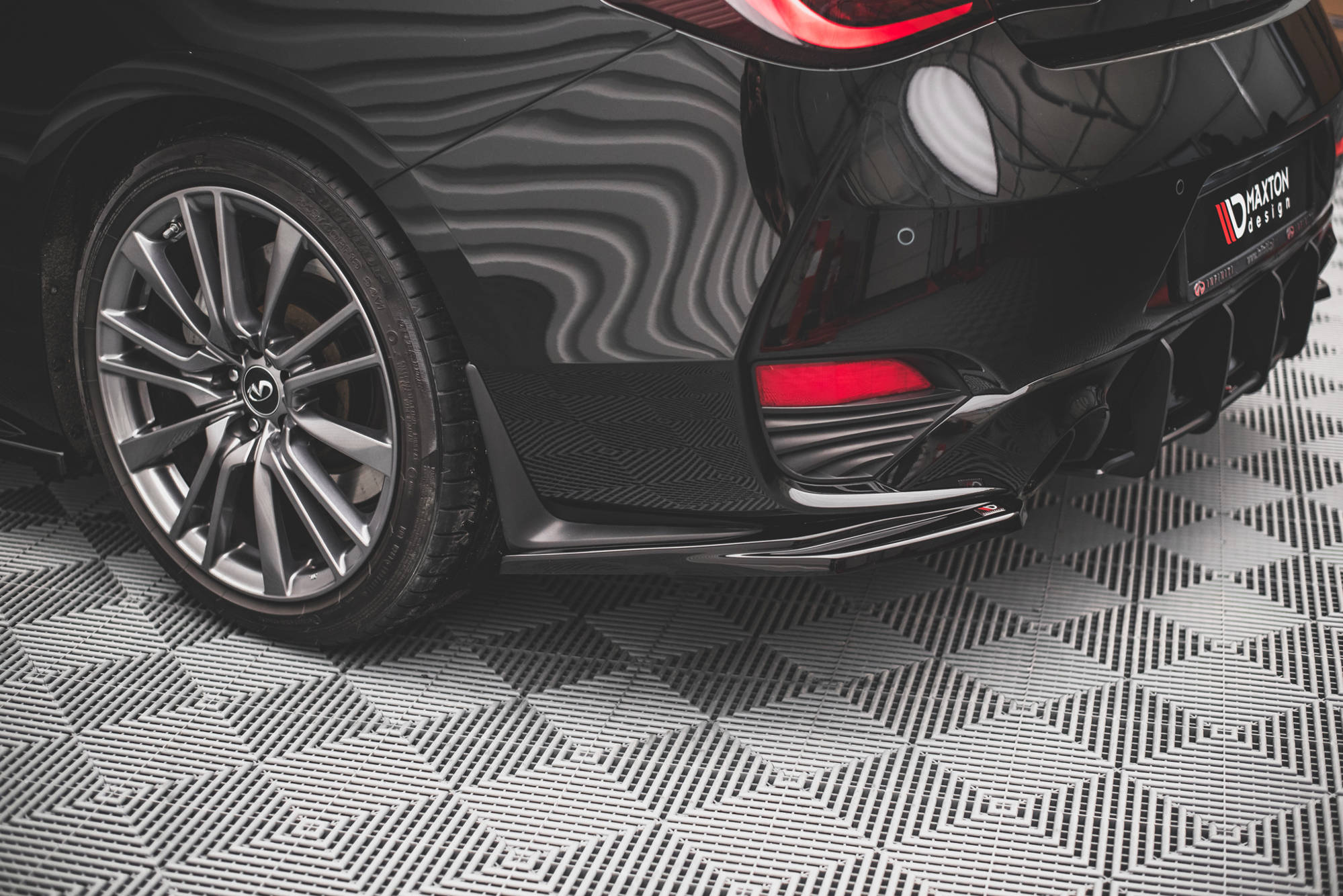 Maxton Design Heck Ansatz Flaps Diffusor passend für Infiniti Q60 S Mk2 schwarz Hochglanz