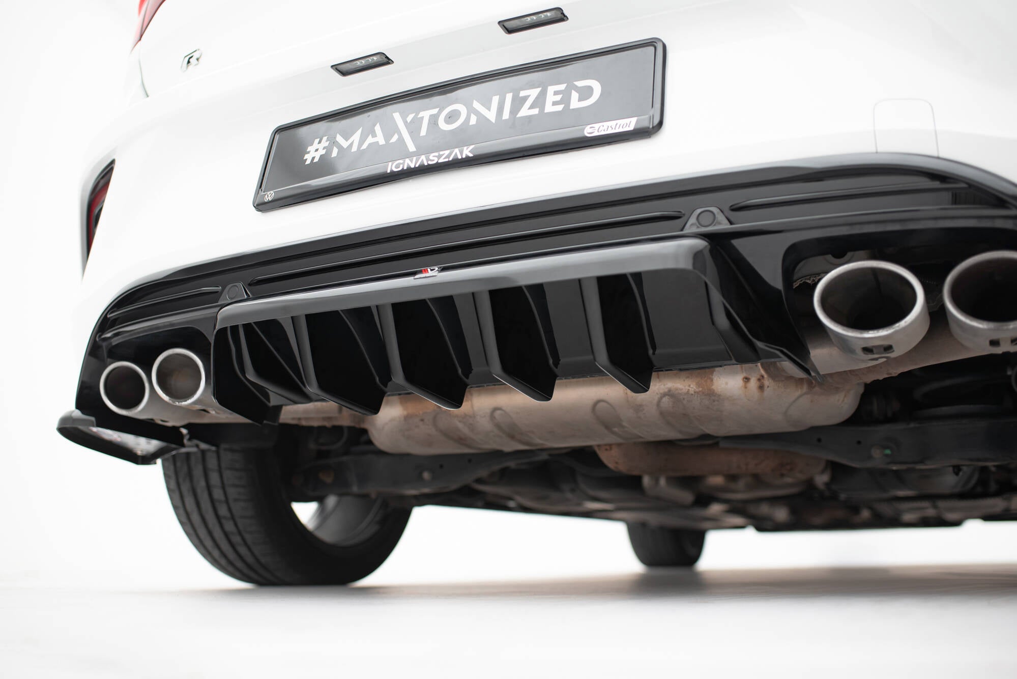 Maxton Design Mittlerer Diffusor Heck Ansatz DTM Look passend für VW T-Roc R Mk1 schwarz Hochglanz