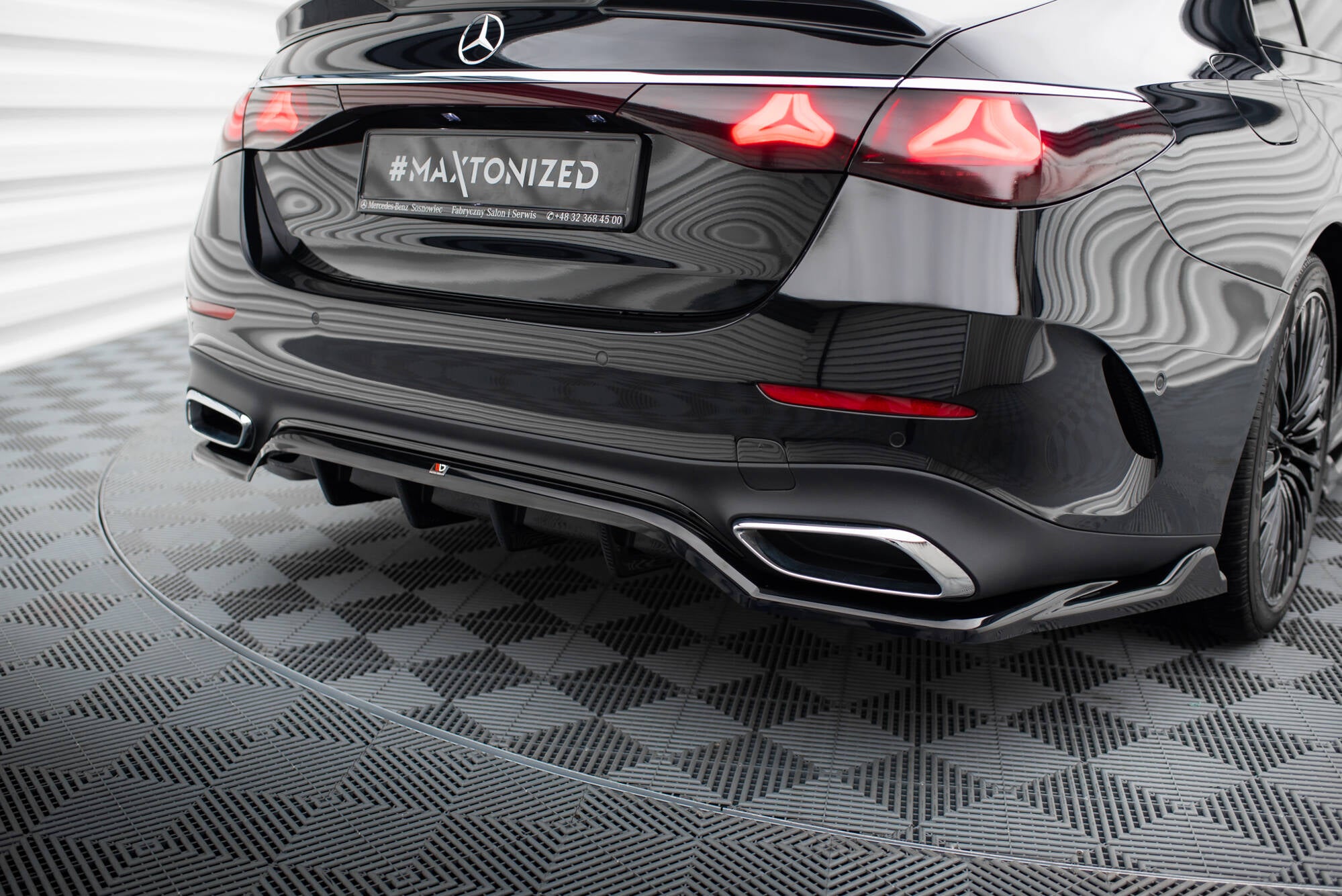 Maxton Design Street+ Mittlerer Diffusor RACE passend für Mercedes-Benz E AMG-Line Limousine / Kombi W214 schwarz Hochglanz