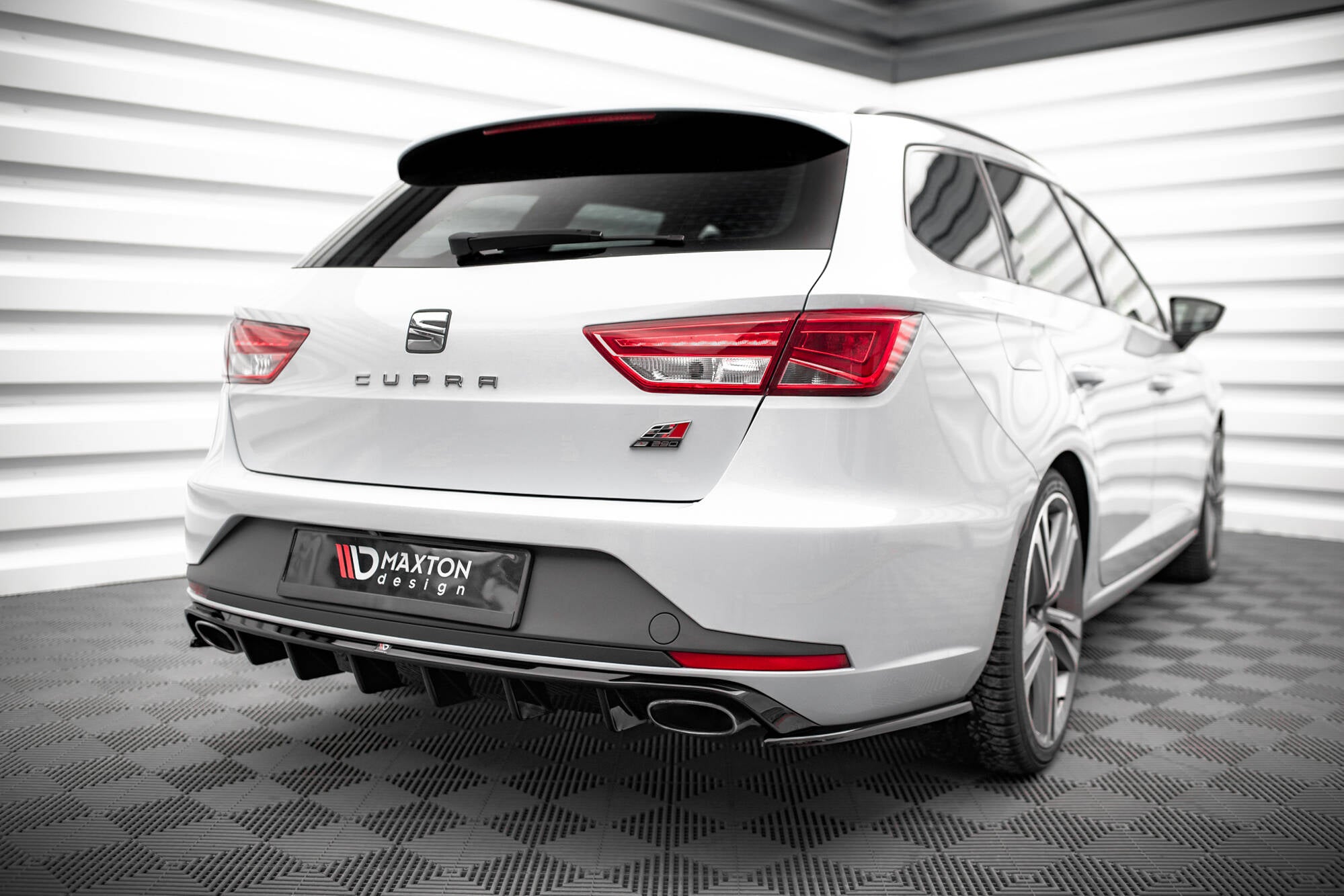 Maxton Design Heck Ansatz Flaps Diffusor V.2 passend für Seat Leon Cupra Sportstourer Mk3 schwarz Hochglanz