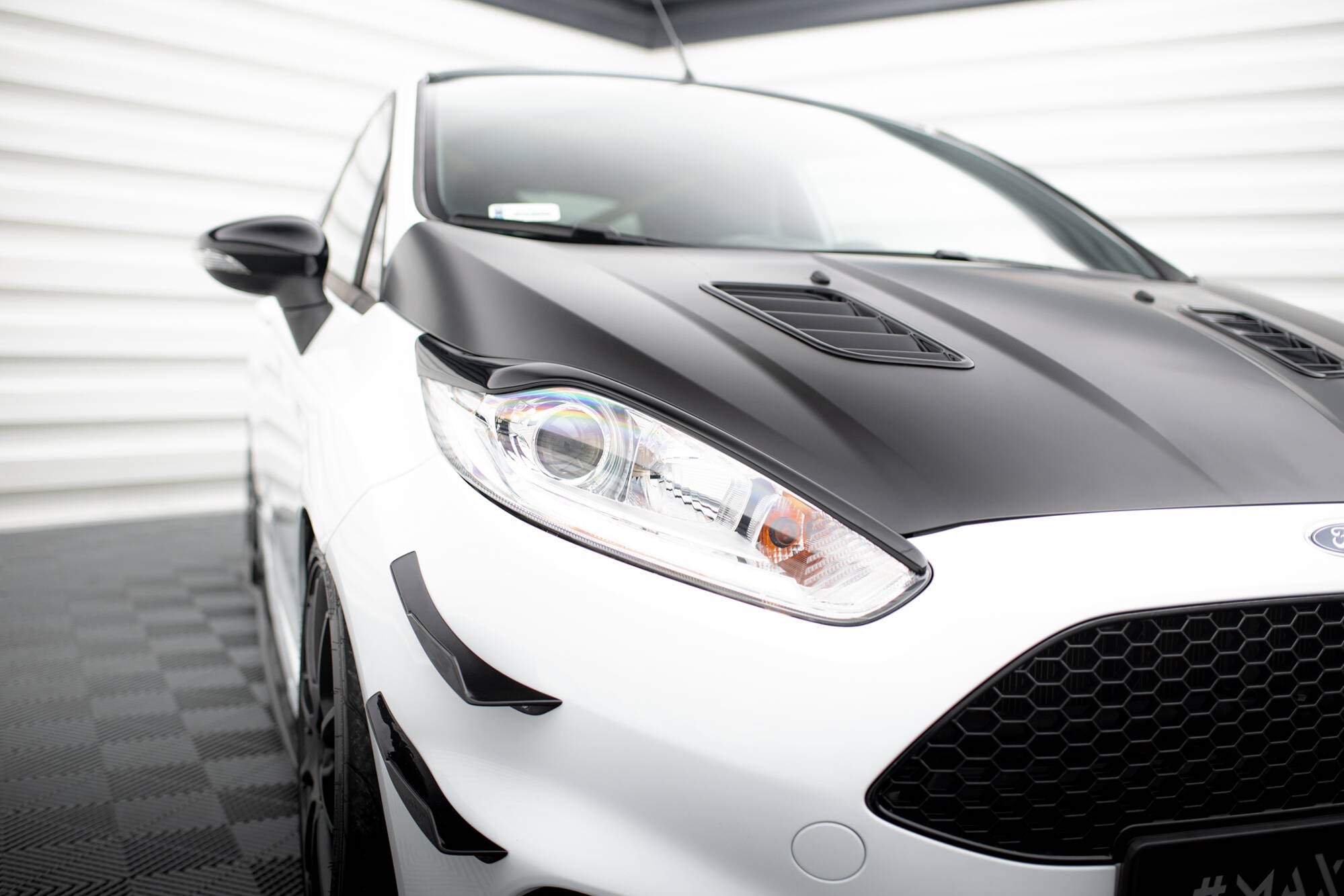 Maxton Design Scheinwerfer Blenden Böser Blick V.2 passend für Ford Fiesta ST / ST-Line / Standard Mk7 FL schwarz Hochglanz