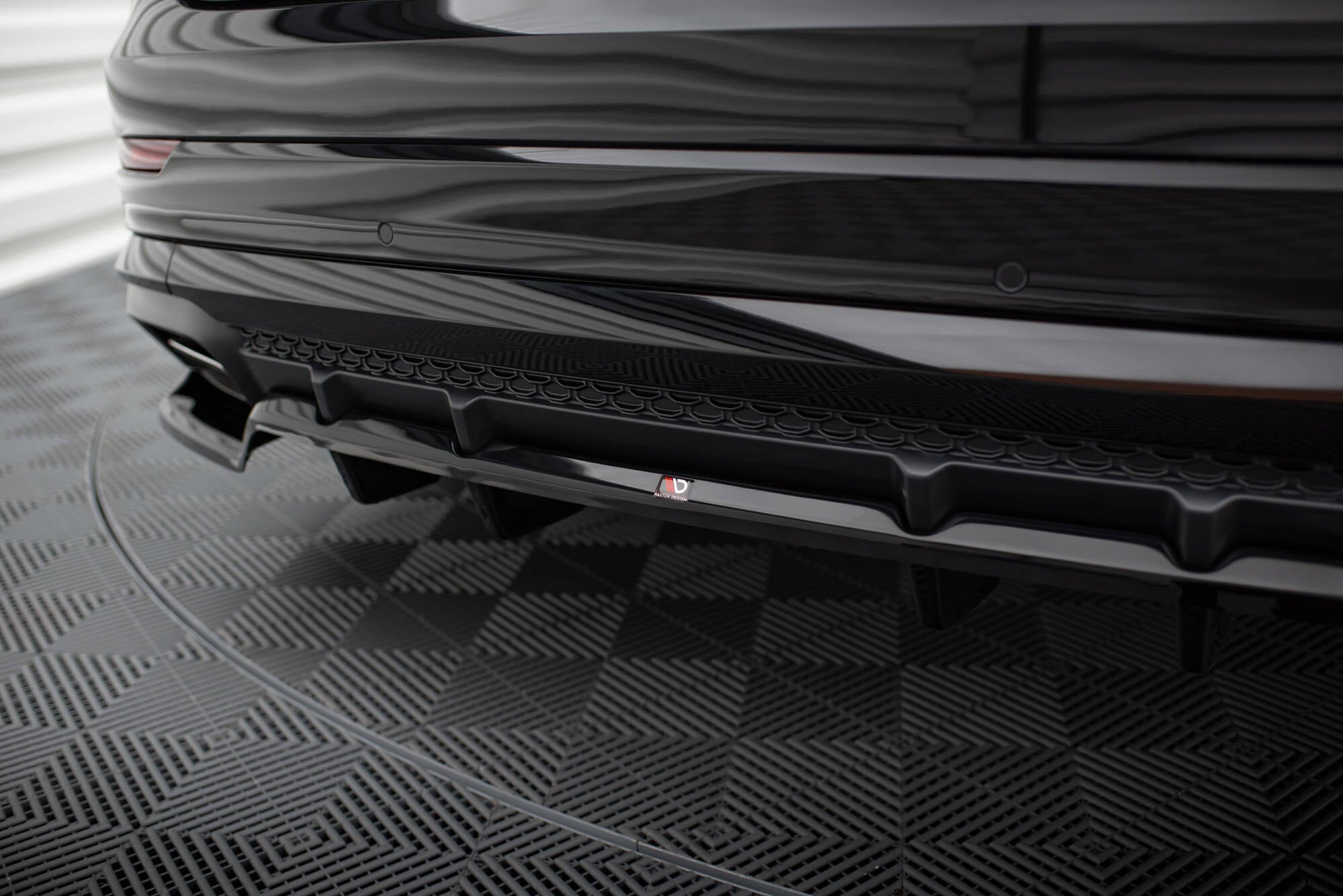 Maxton Design Street+ Mittlerer Diffusor RACE passend für V.1 Audi SQ8 / Q8 S-Line Mk1 Facelift schwarz Hochglanz